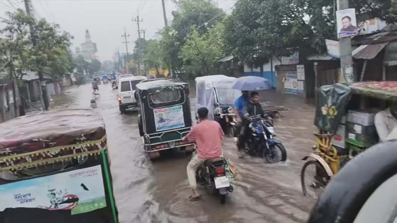 টানা বৃষ্টিতে ডুবছে পাবনা শহর, জলাবদ্ধতায় নাকাল পৌরবাসী