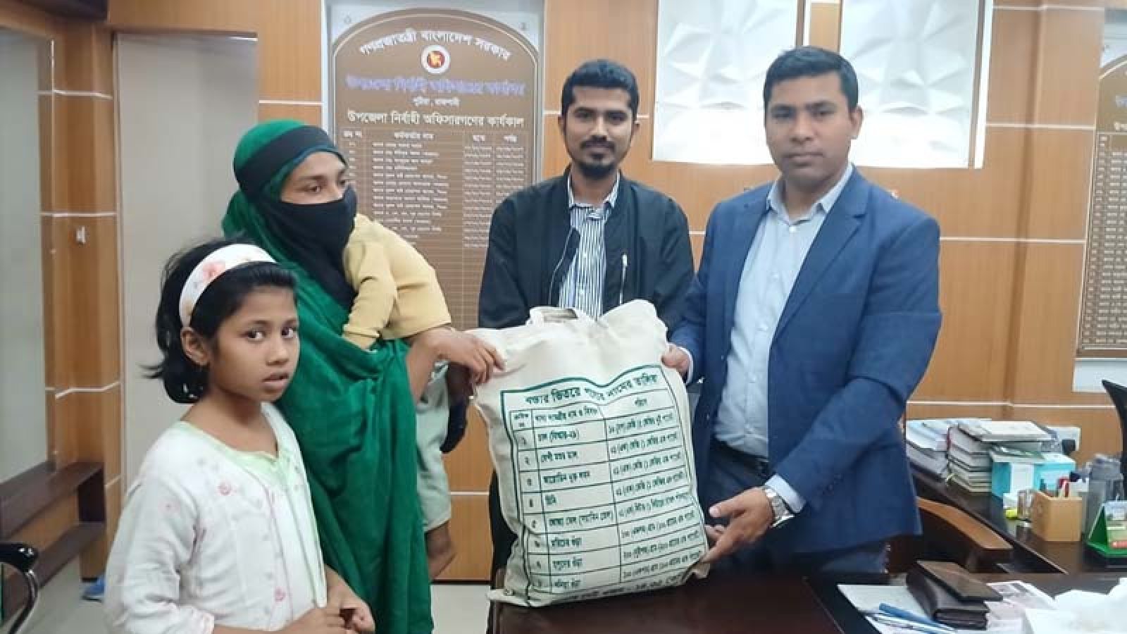 রমজানে অসহায় পরিবারের পাশে পুঠিয়ার ইউএনও লিয়াকত সালমান