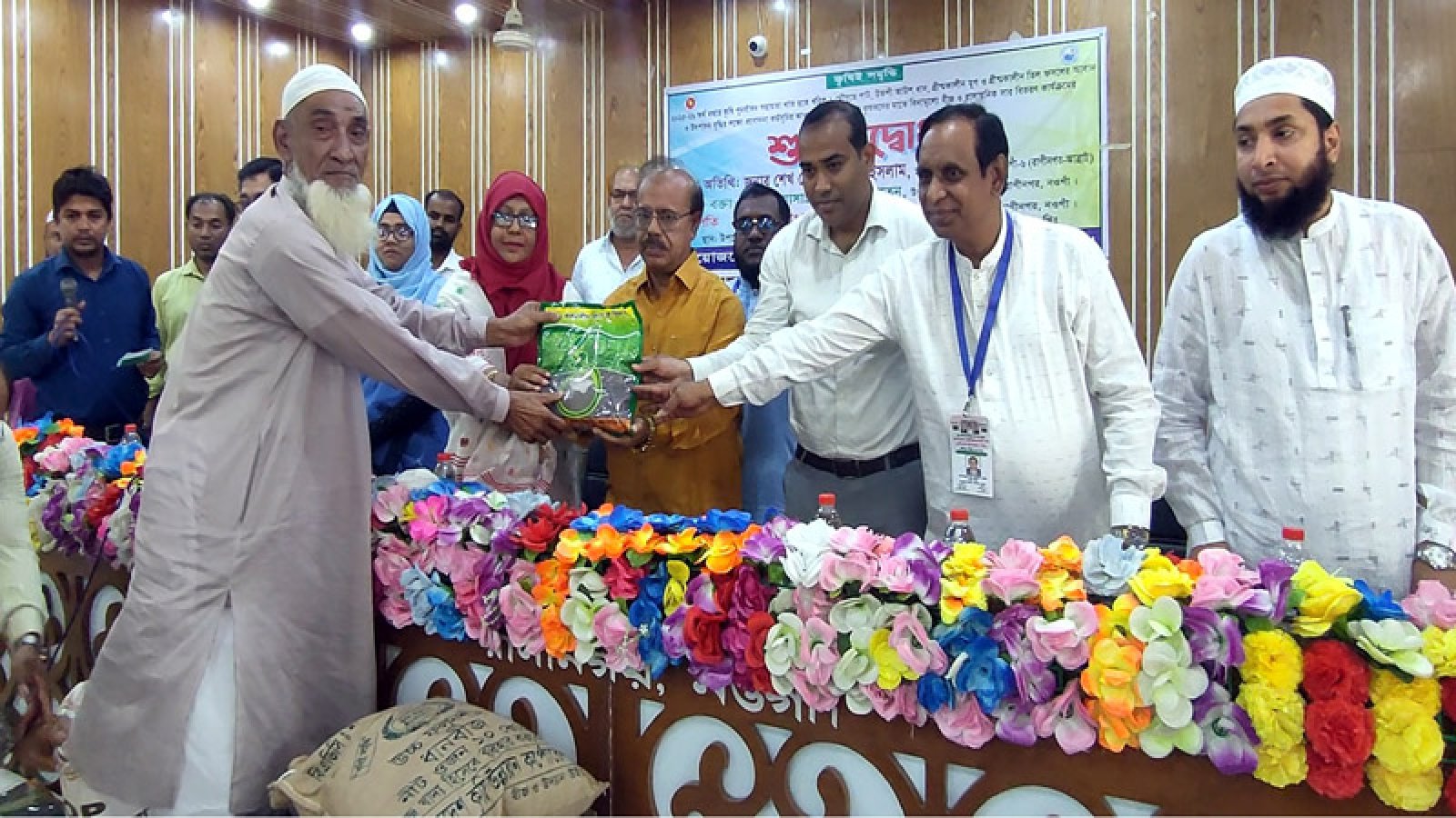 রাণীনগরে কৃষি প্রণোদনার উপকরণ বিতরণ