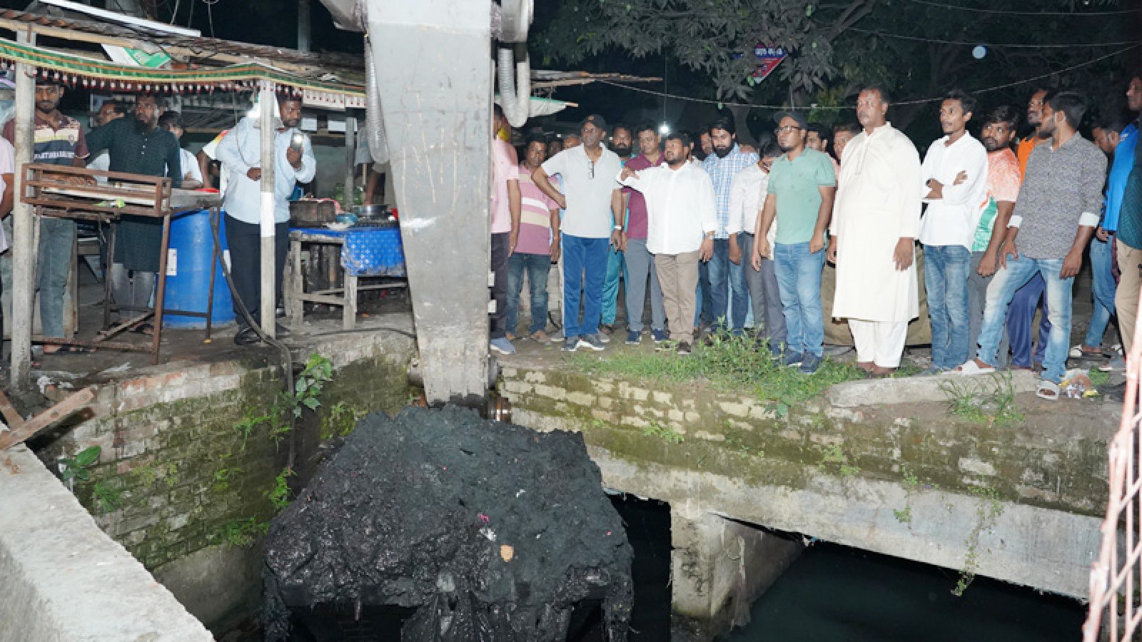 ড্রেন পরিষ্কারকরণ কার্যক্রম পরিদর্শনে রাসিক প্রশাসক