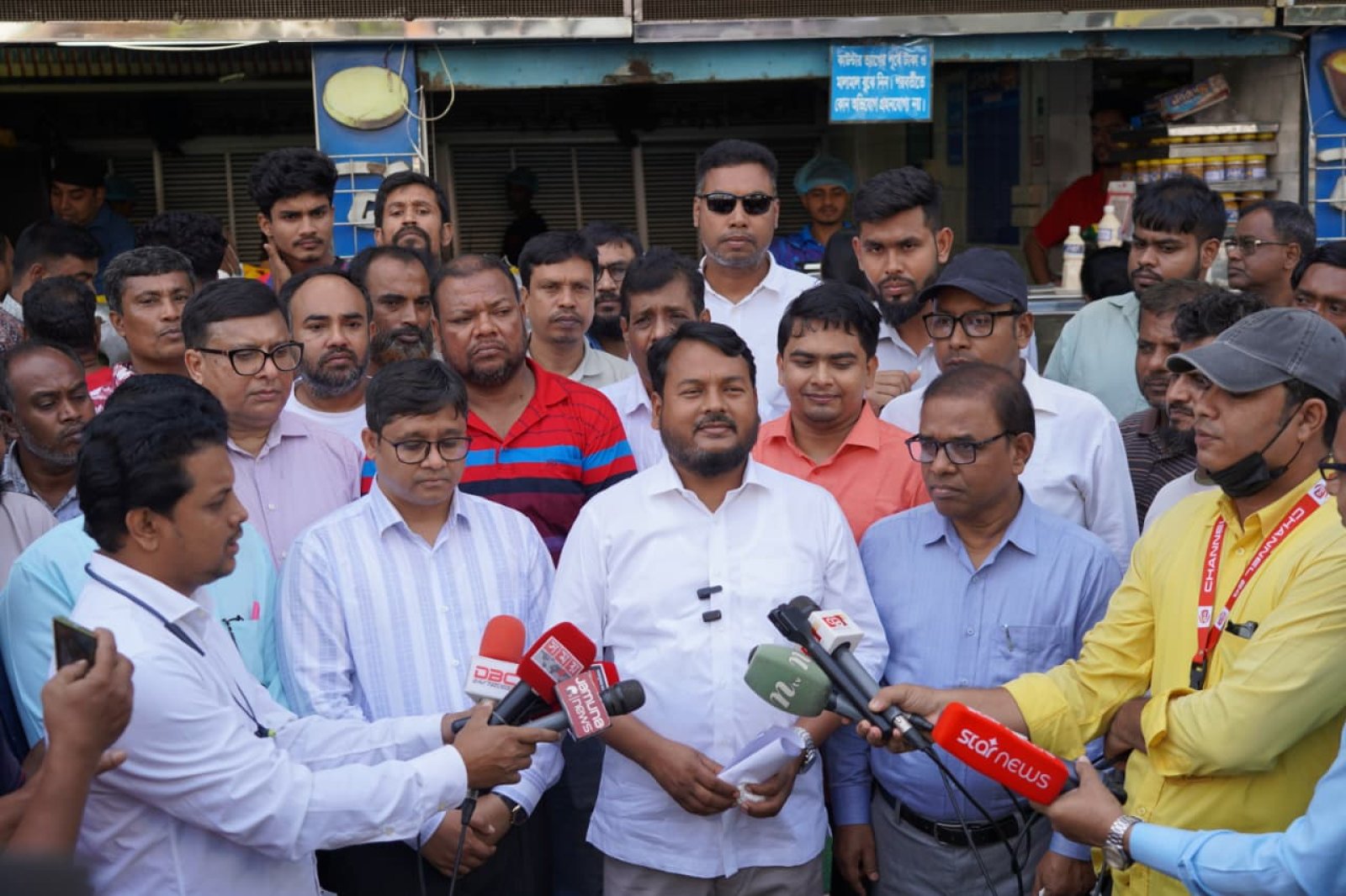 ফুটপাত দখলমুক্ত করার পাশাপাশি ক্ষুদ্র ব্যবসায়ী ও হকারদের পুনর্বাসন করা হবে : রাসিক প্রশাসক