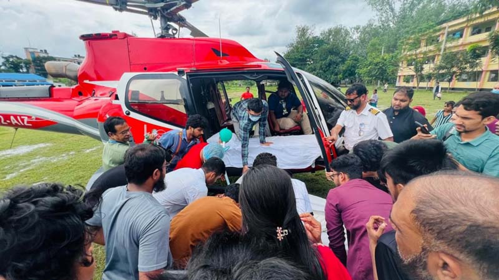 মোটরসাইকেল দুর্ঘটনায় গুরুতর আহত রুয়েট শিক্ষার্থী, ঢাকায় নেওয়া হলো এয়ার অ্যাম্বুলেন্সে