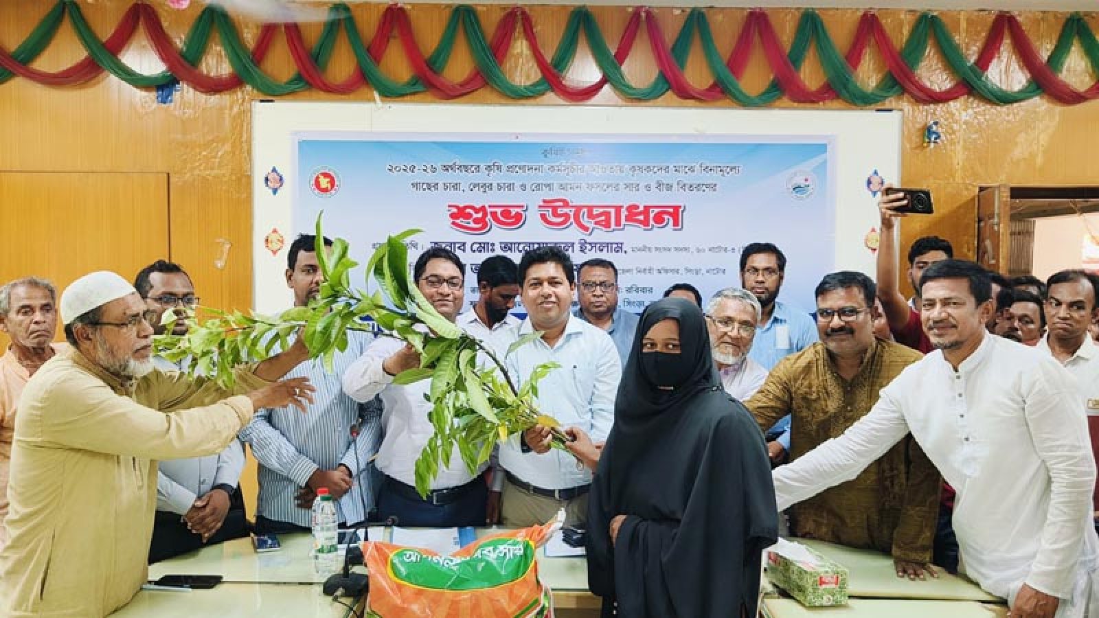 সিংড়ায় প্রণোদনার বীজ-সার ও গাছের চারা বিতরণ
