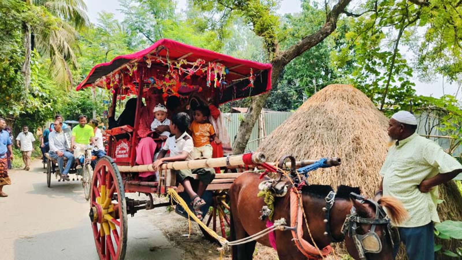 ১২ বছর পর নাতি হওয়ার আনন্দে ঘোড়ার গাড়িতে ঘুরিয়ে মিষ্টি বিতরণ নানার