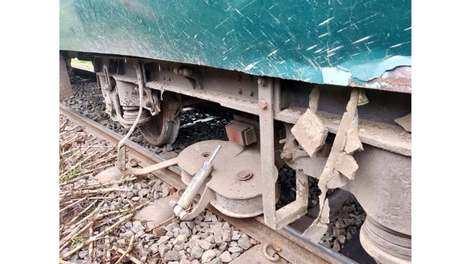 রাজশাহীতে ঢালারচর এক্সপ্রেস আবারো লাইনচ্যুত, ট্রেন চলাচল বন্ধ
