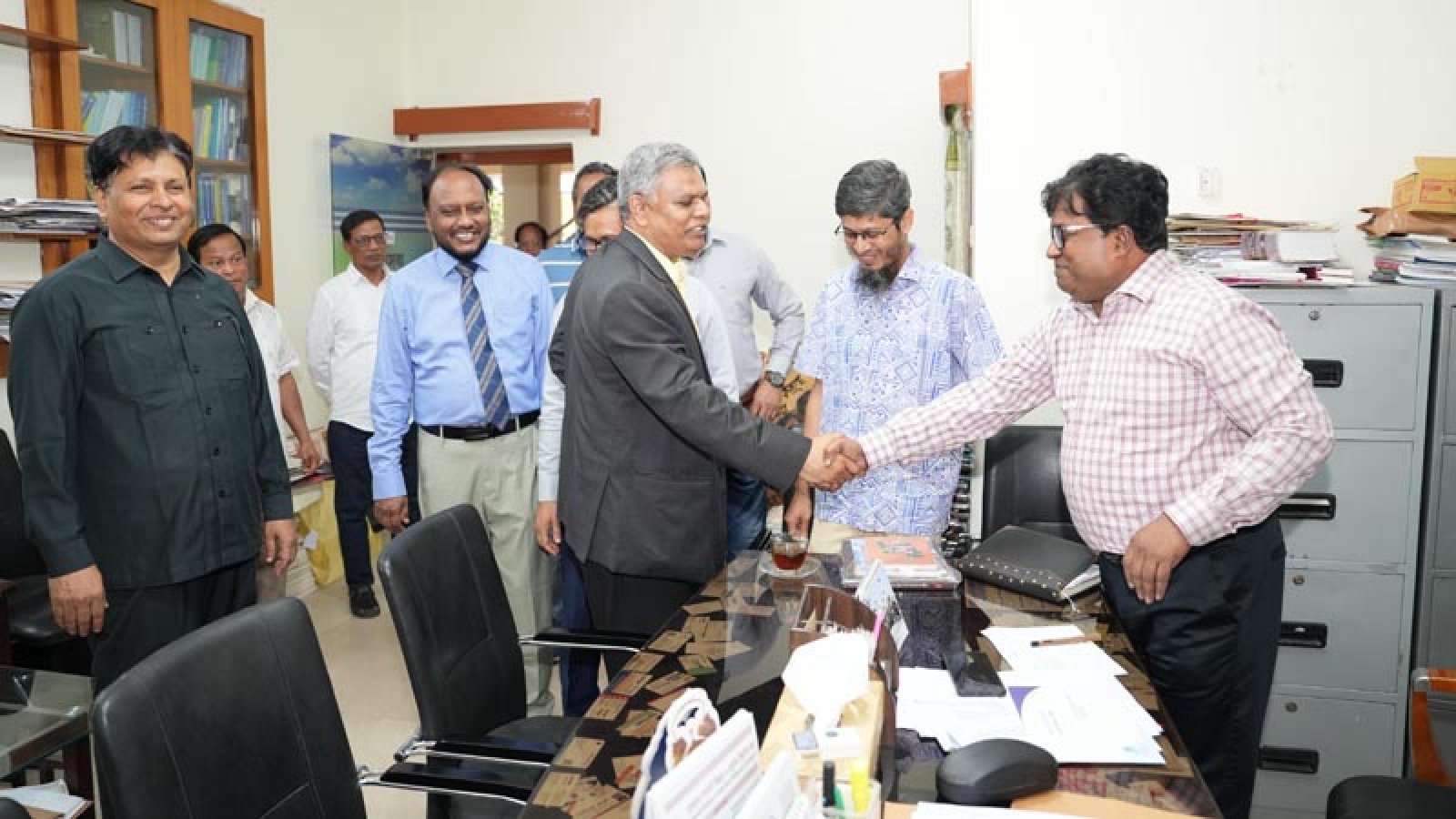 রাবির অফিসসমূহ খুলেছে: উপাচার্যের শুভেচ্ছা বিনিময়