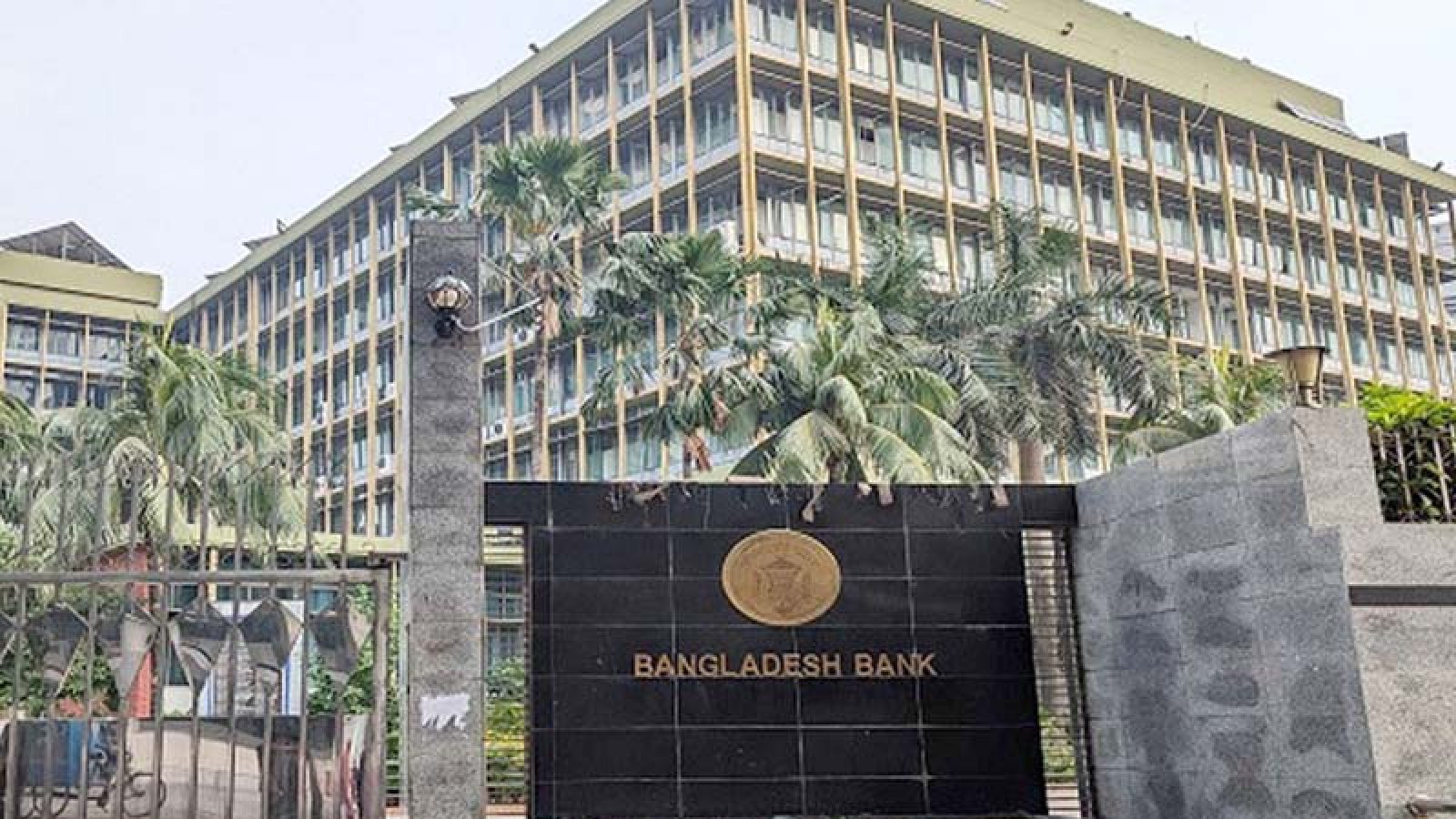 কেন্দ্রীয় ব্যাংকের প্রতিবেদন: অতি ধনীদের আমানত কমে বাড়ছে ছোট ও মাঝারিদের