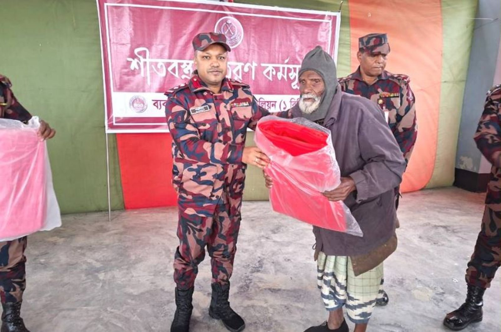রাজশাহী ব্যাটালিয়ন (১ বিজিবি) কর্তৃক অসহায় গরীব ও দুস্থদের মাঝে শীতবস্ত্র বিতরণ