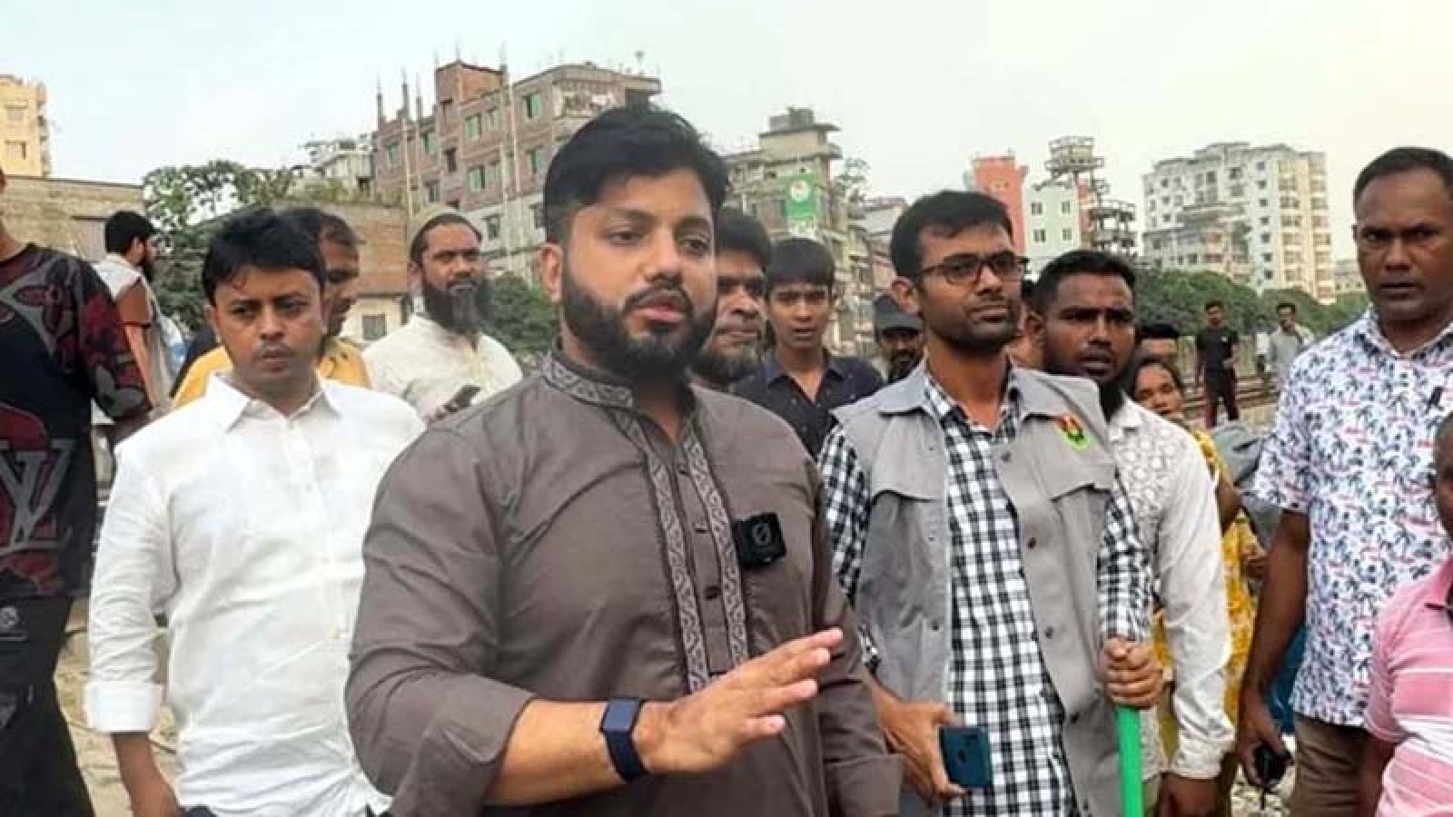 কেন অস্ত্র হাতে নিয়েছেন জানালেন প্রতিমন্ত্রী ইশরাক