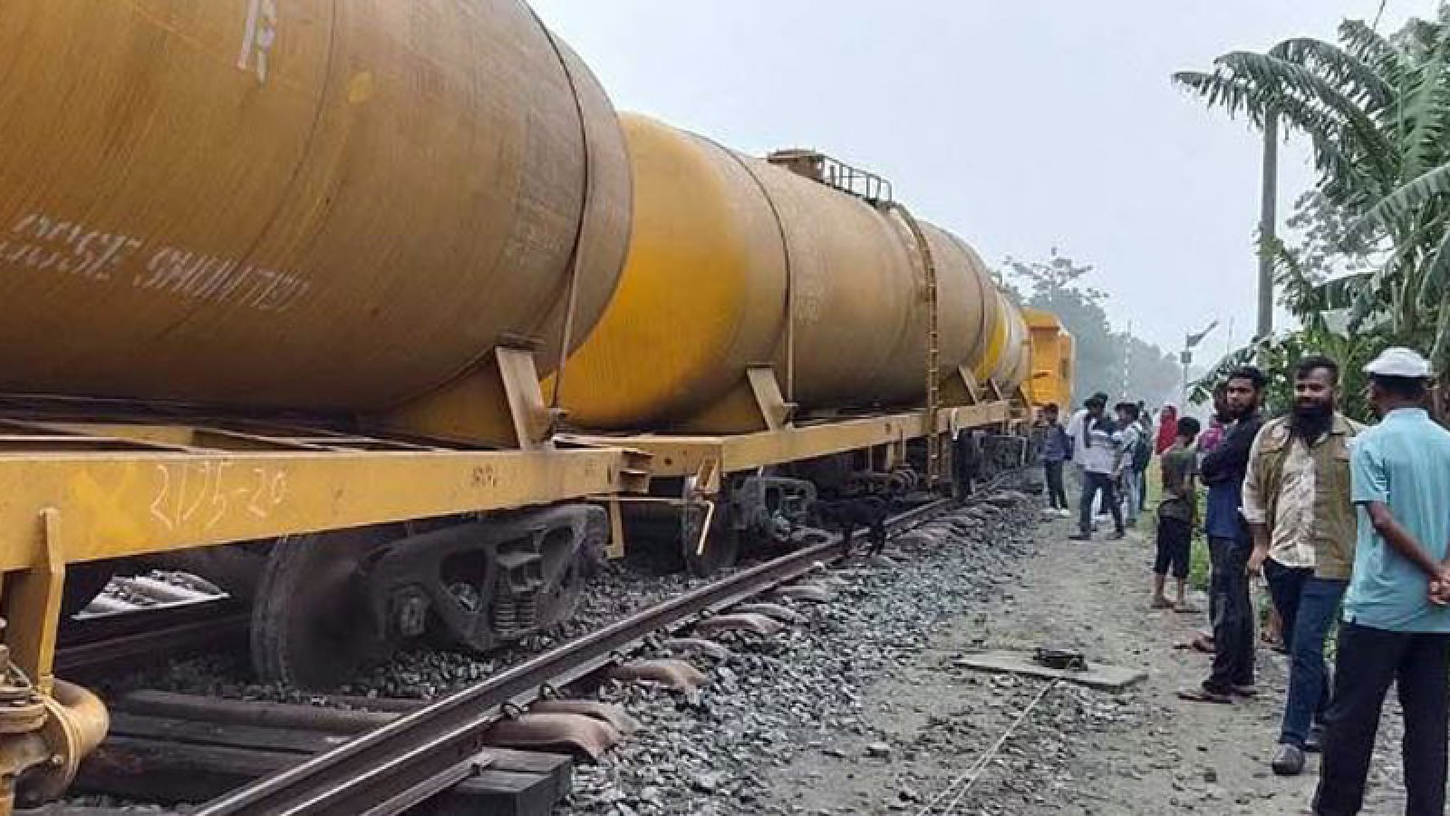 ঝিনাইদহে তেলবাহী ট্রেন লাইনচ্যুত, খুলনার সঙ্গে উত্তরের যোগাযোগ বন্ধ