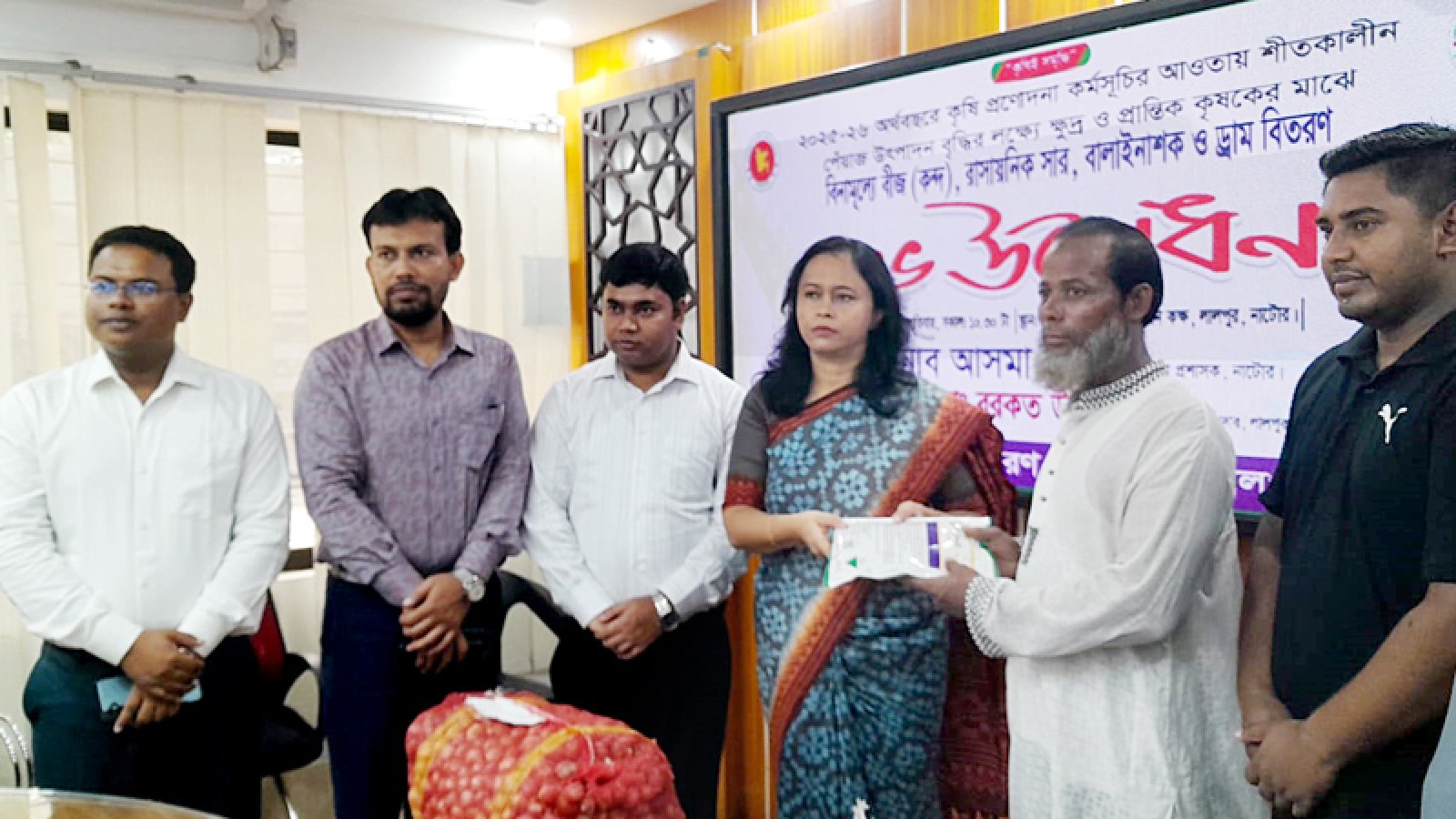লালপুরে কৃষি প্রণোদনার উপকরণ বিতরণের উদ্বোধন