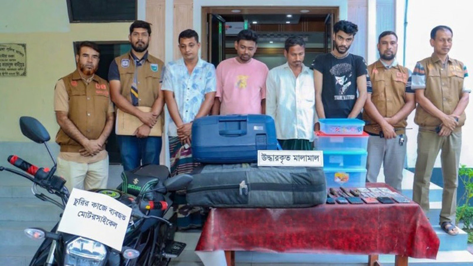 সিনেমার স্টাইলে চলন্ত ভ্যান থেকে ক্রিকেটারদের লাগেজ চুরি, গ্রেপ্তার ৪