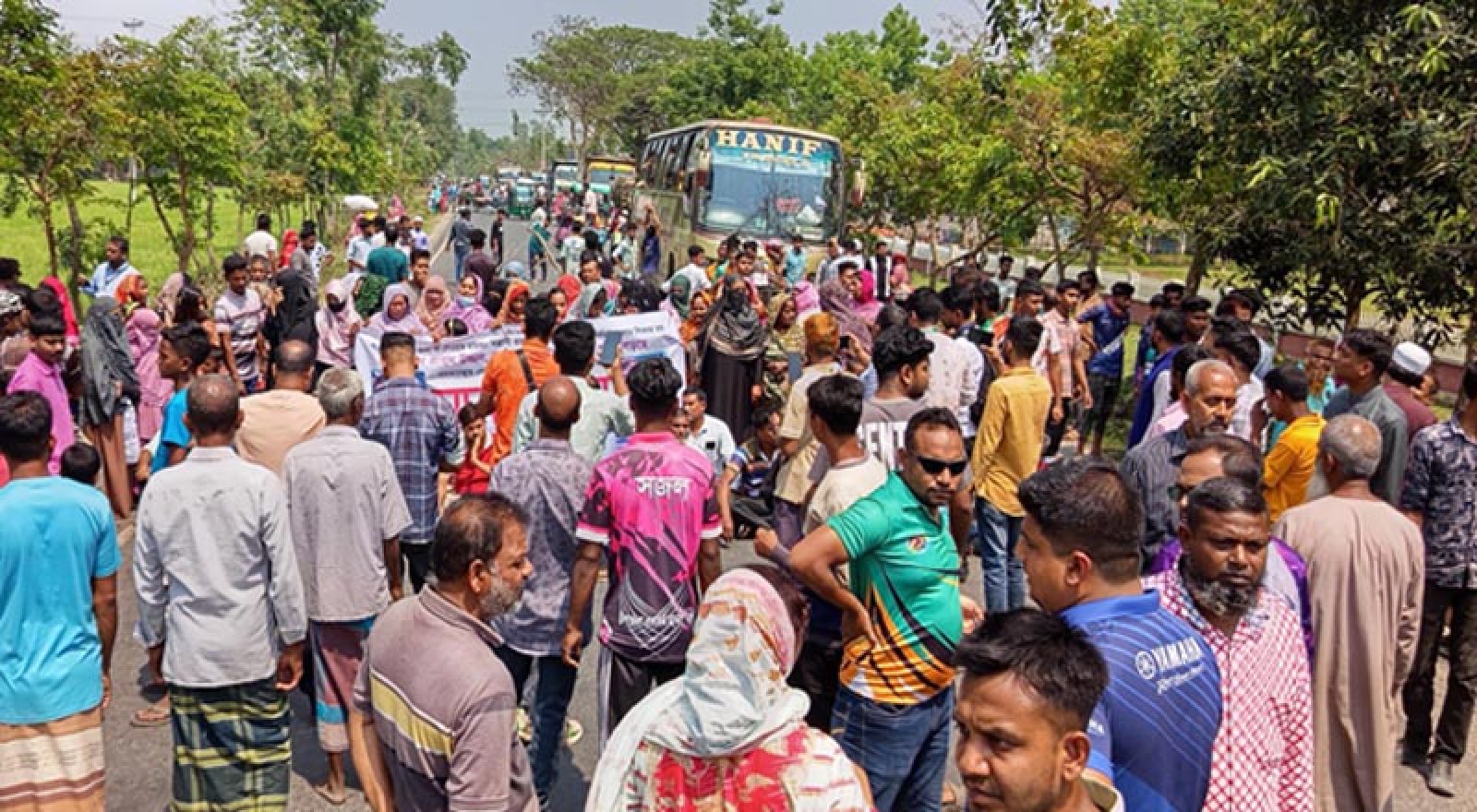 মান্দায় সন্ত্রাসী রাজু মেম্বারের গ্রেপ্তার দাবিতে ৭২ ঘণ্টার আল্টিমেটাম