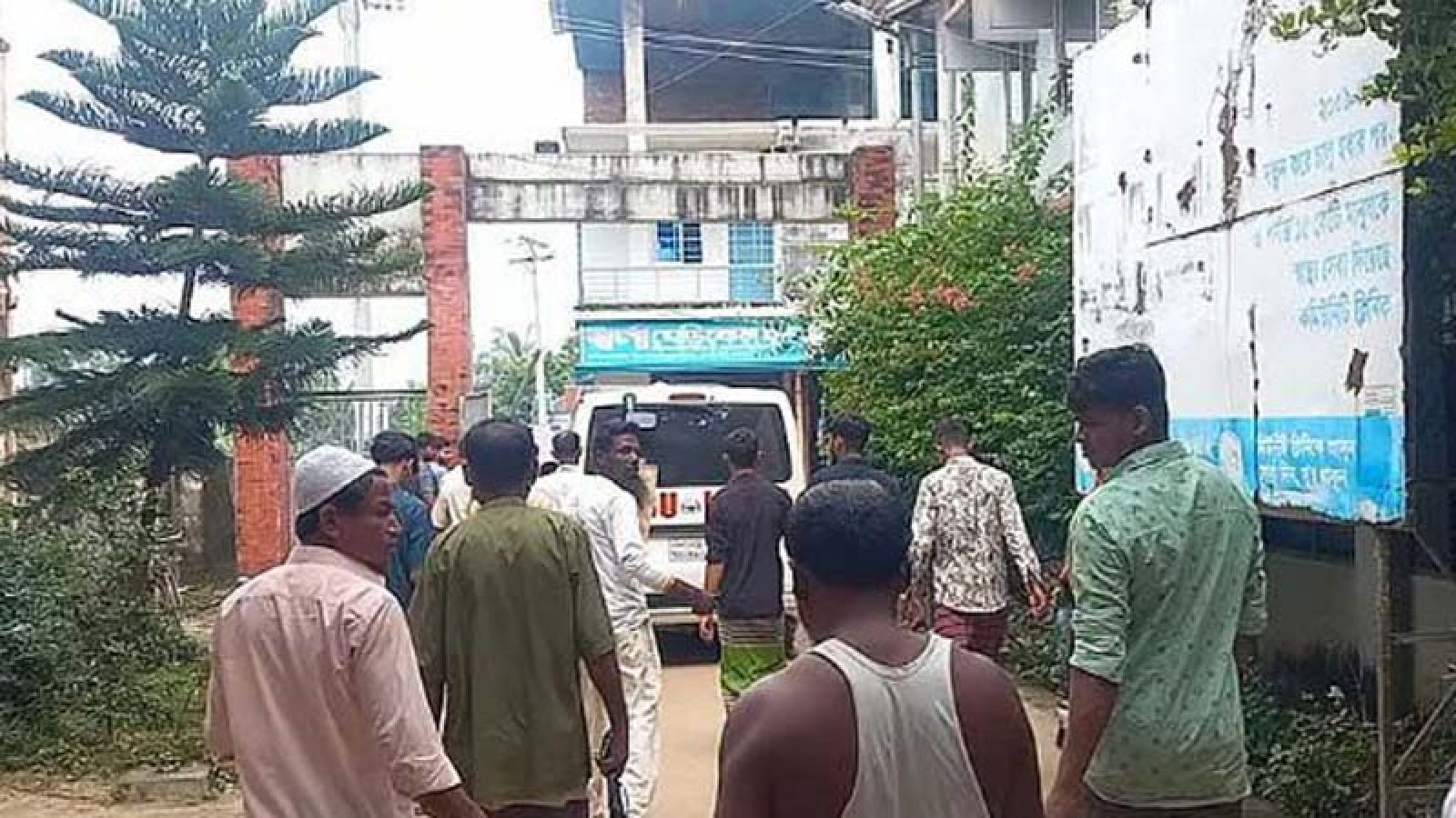 তাল গাছে ধাক্কা দিয়ে ডোবায় মোটরসাইকেল, নিহত ২ বন্ধু