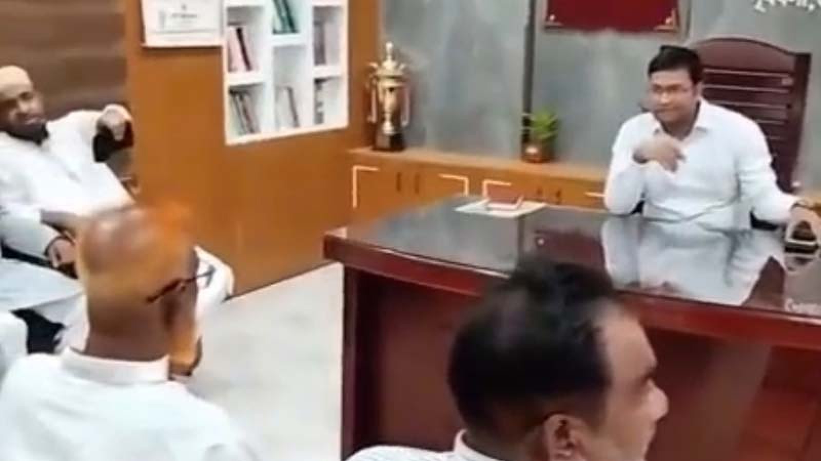 বিএনপি নেতাদের ইউএনওর পরামর্শ-‘ধরে ধরে আমাদের বলবেন’