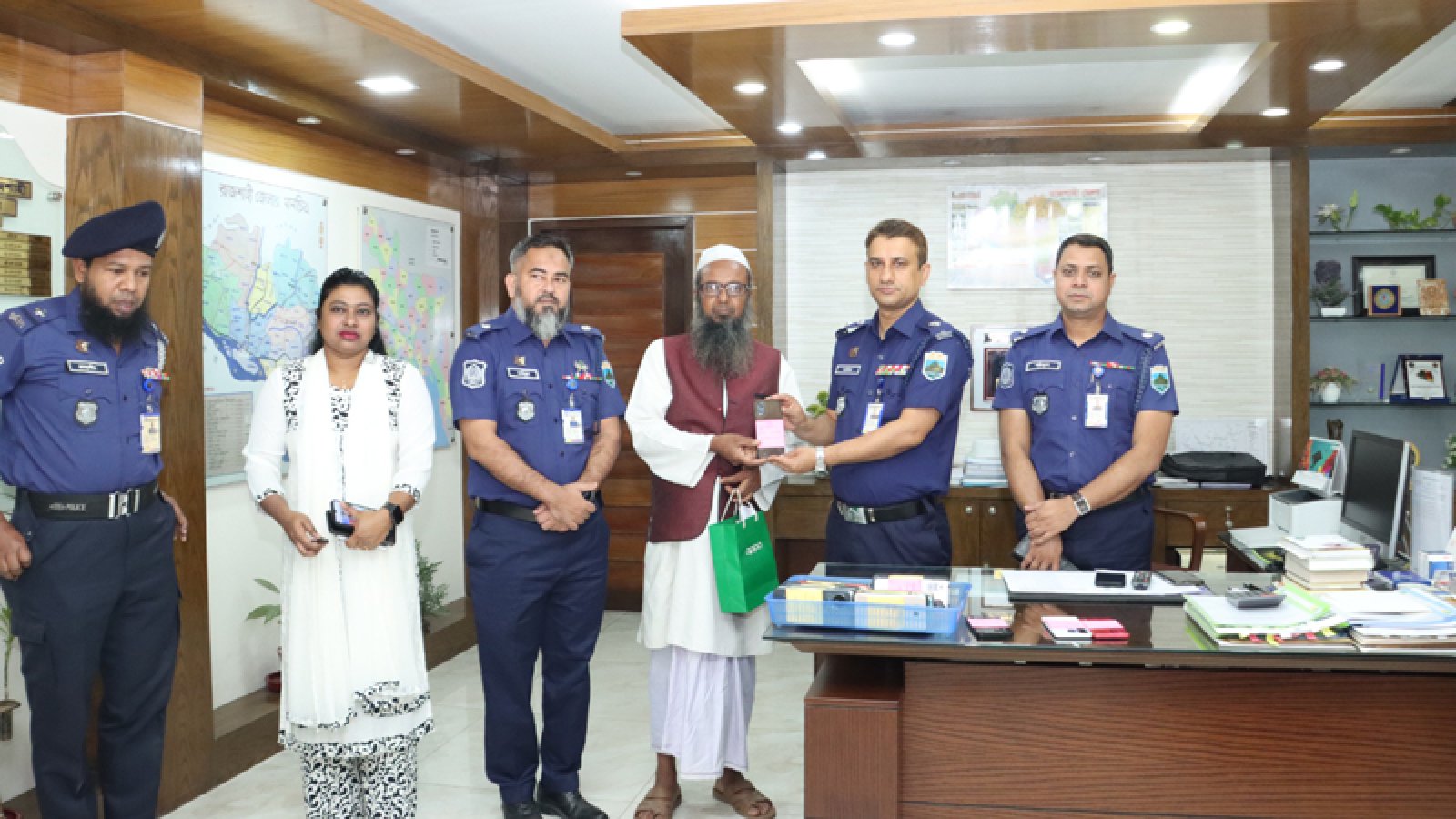 হারিয়ে যাওয়া ৪১টি মোবাইল ফোন হস্তান্তর