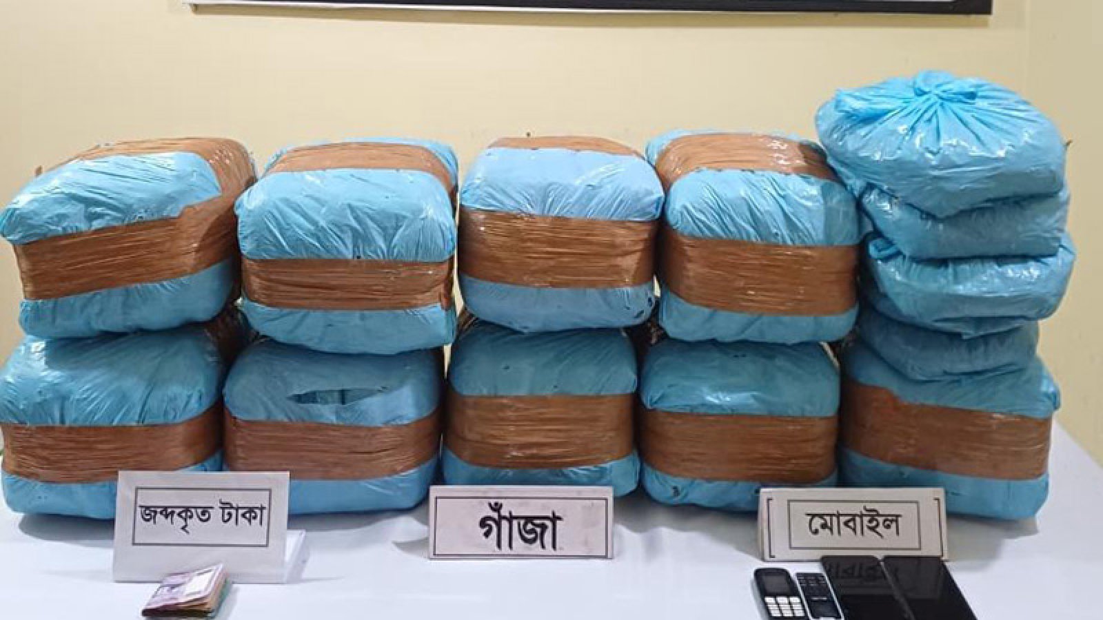 চাঁপাইনবাবগঞ্জে প্রায় ৫০ কেজি গাঁজাসহ তিন মাদক কারবারী গ্রেফতার