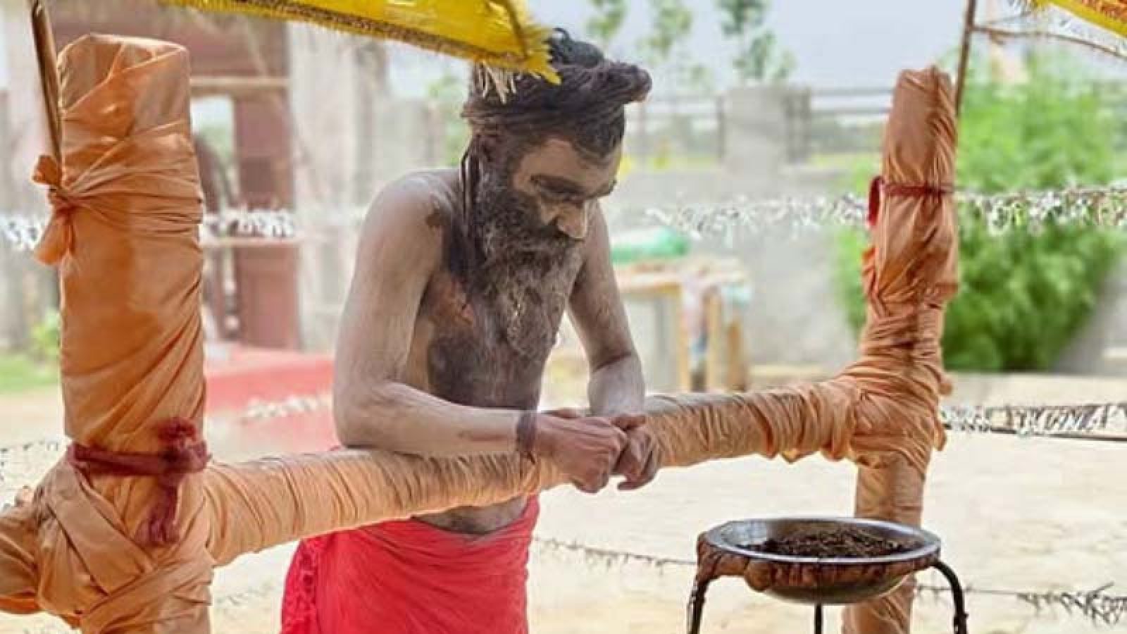 টানা ৫ বছর দাঁড়িয়ে আছেন ভারতীয় সাধু, ফুলে কালো হয়ে গেছে পা