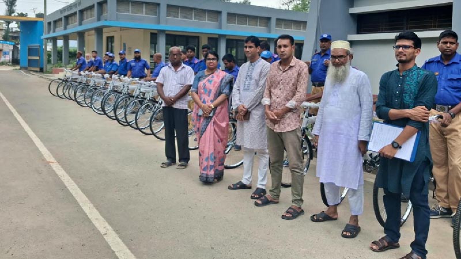 সাপাহারে ৫৫ জন গ্রাম পুলিশ পেলেন সরকারি বাইসাইকেল