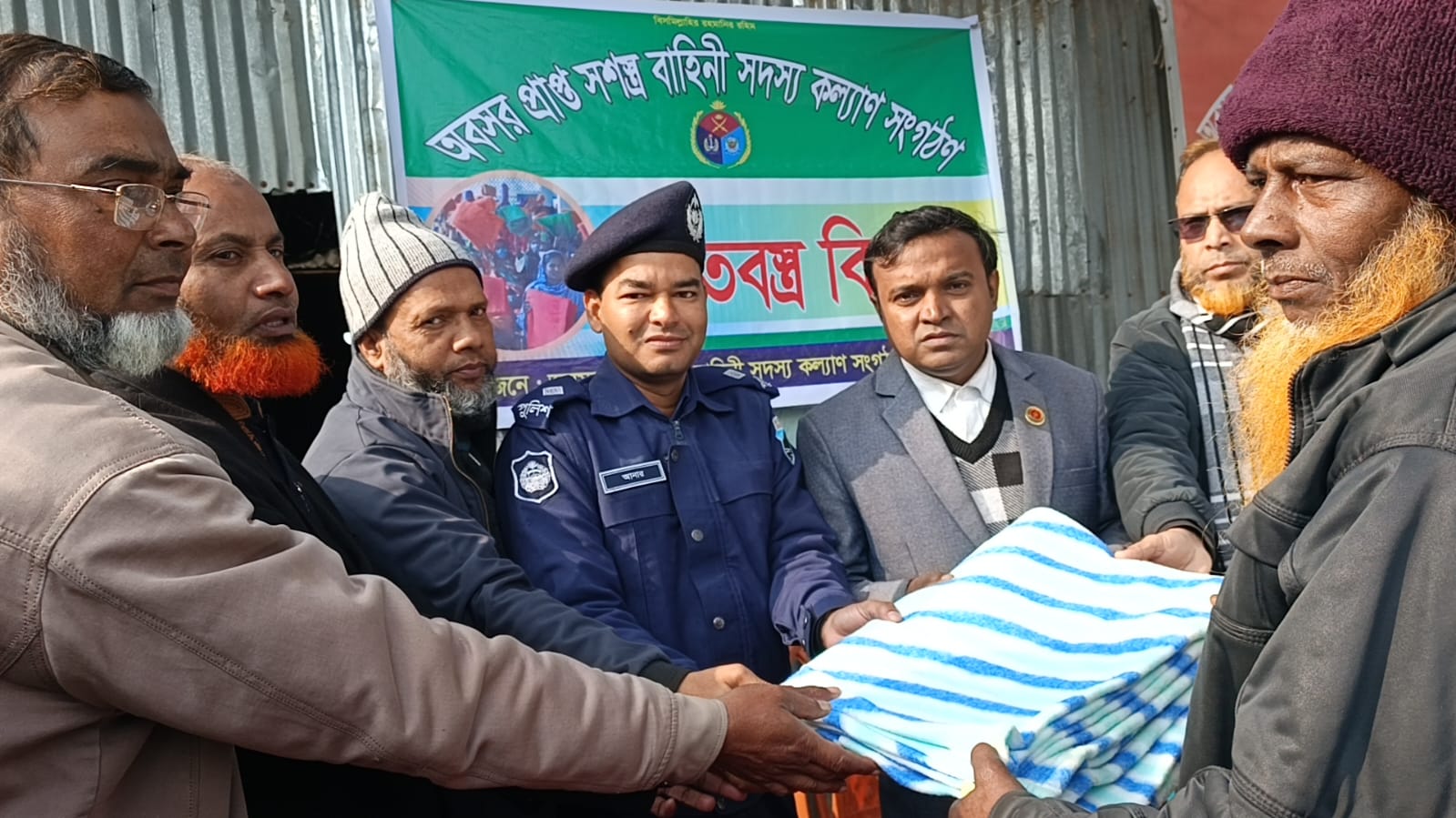 সাপাহারে অবসরপ্রাপ্ত সশস্ত্র বাহিনী কল্যাণ সংগঠনের উদ্যোগে শীতবস্ত্র বিতরণ