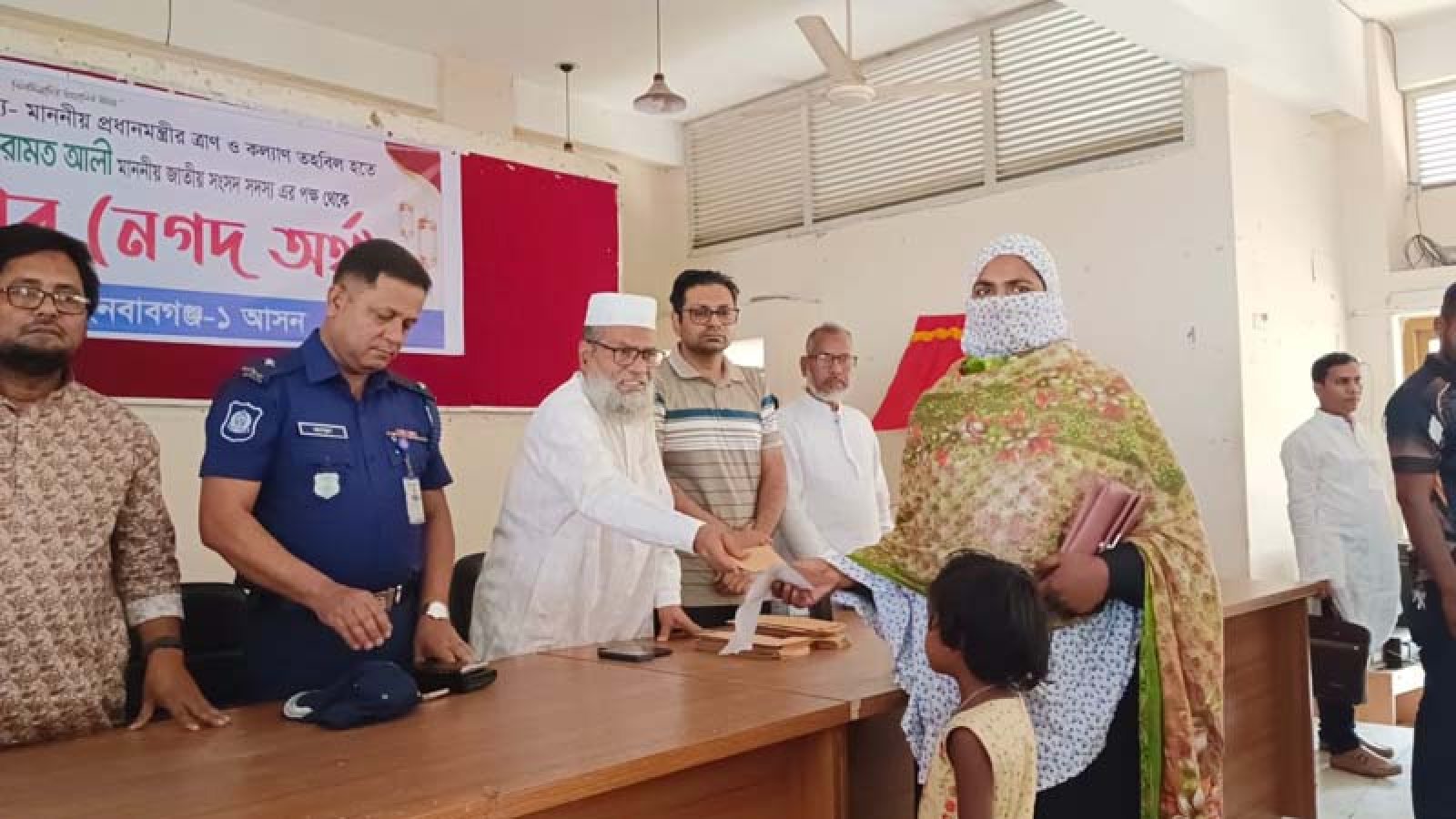 শিবগঞ্জে অসহায়দের মাঝে প্রধানমন্ত্রীর ইদুল ফিতর উপহারের নগদ অর্থ বিতরণ