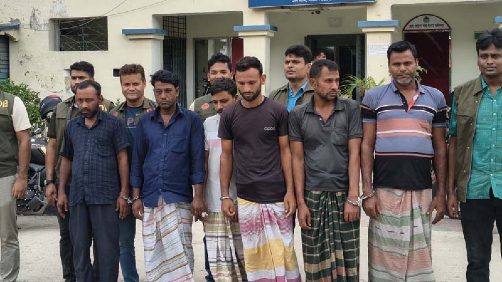 পাবনায় ট্রান্সফরমার চোরচক্রের ৬ সদস্য গ্রেপ্তার, উদ্ধার চোরাই মালামাল