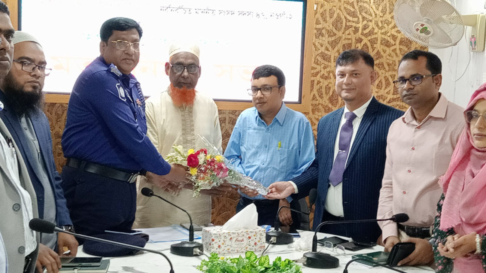 নওগাঁ-২ আসনের এমপি সাথে পত্নীতলা উপজেলা দপ্তরের কর্মকর্তাদের মতবিনিময়