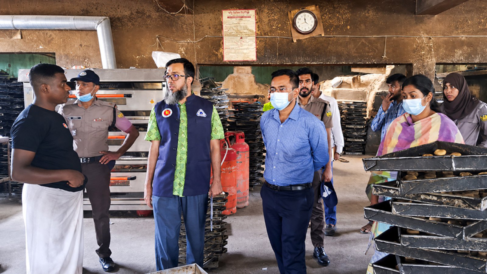 পবায় বিএসটিআই’র অনুমোদনহীন ২ বেকারিকে ৩০ হাজার টাকা জরিমানা