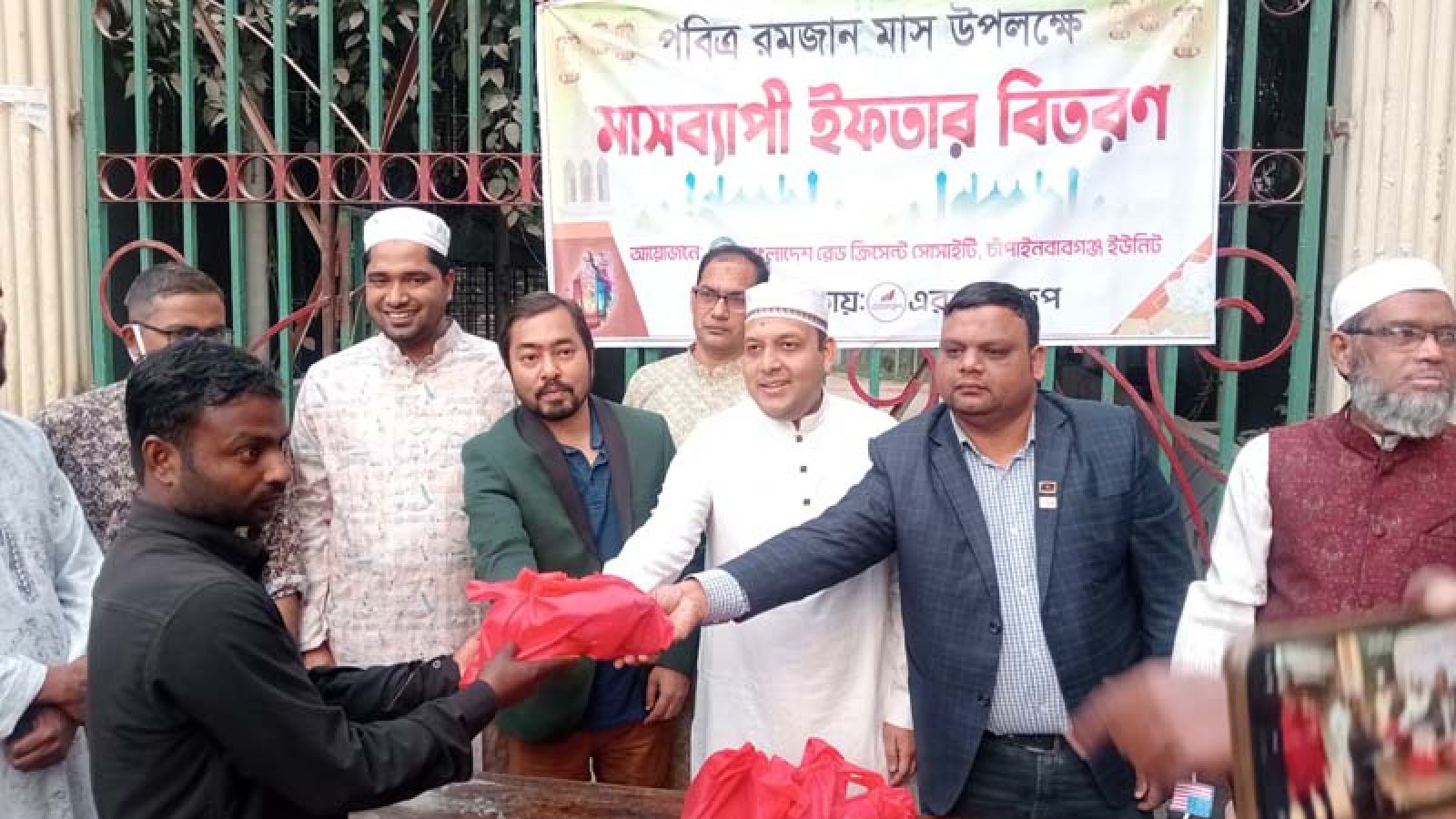 চাঁপাইনবাবগঞ্জে এরফান গ্রুপের মাসব্যাপী ইফতার বিতরণ শুরু