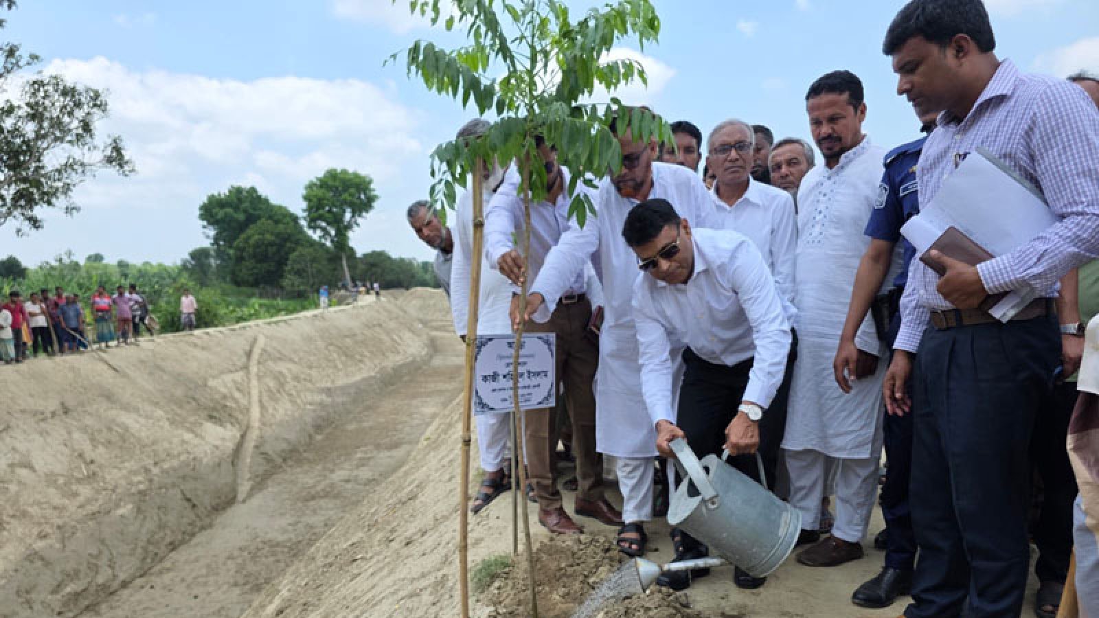 চারঘাটে (ইজিপিপি) খাল পুনঃখনন কাজ পরিদর্শনে জেলা প্রশাসক