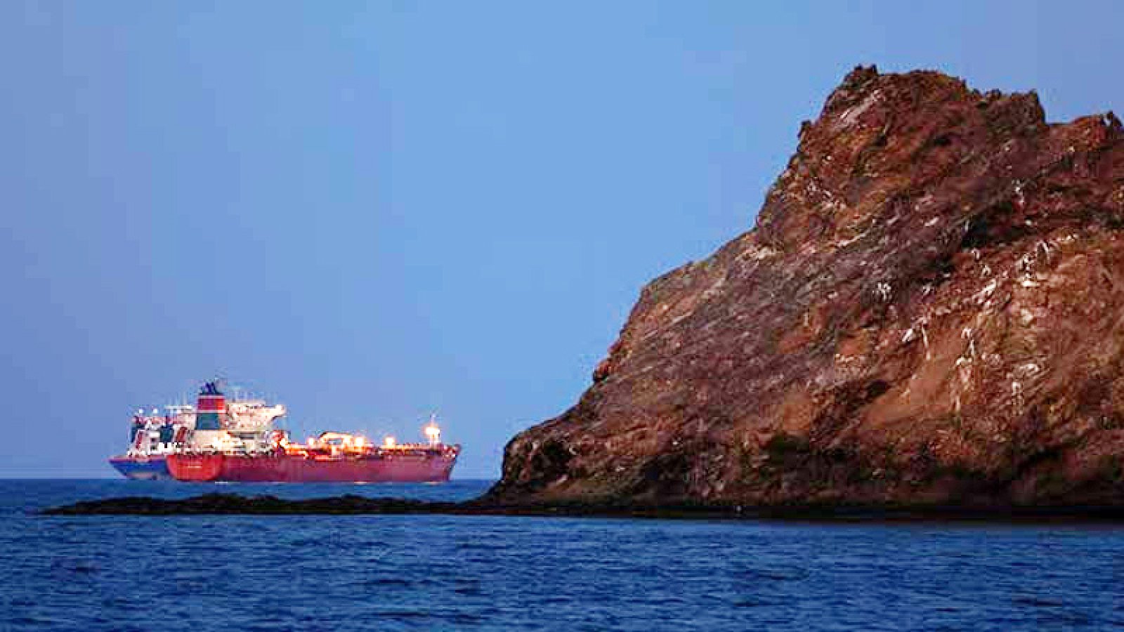 যুদ্ধবিরতি লঙ্ঘনের মধ্যে হরমুজ প্রণালী খোলা ‘অসম্ভব’: ইরান