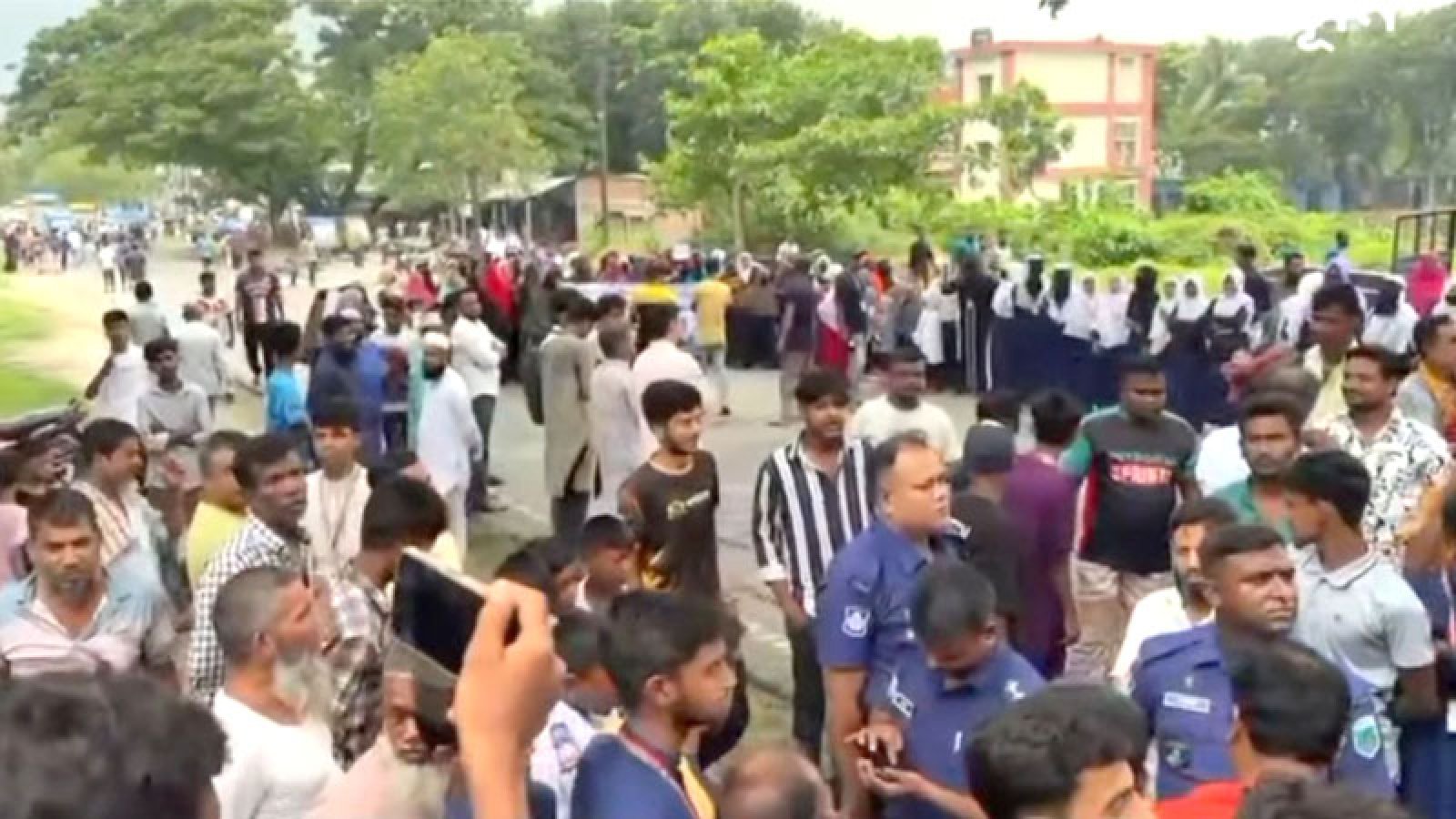 ঈশ্বরদীতে ধর্ষণ ও হত্যা মামলার আসামির ফাঁসির দাবিতে সড়ক অবরোধ