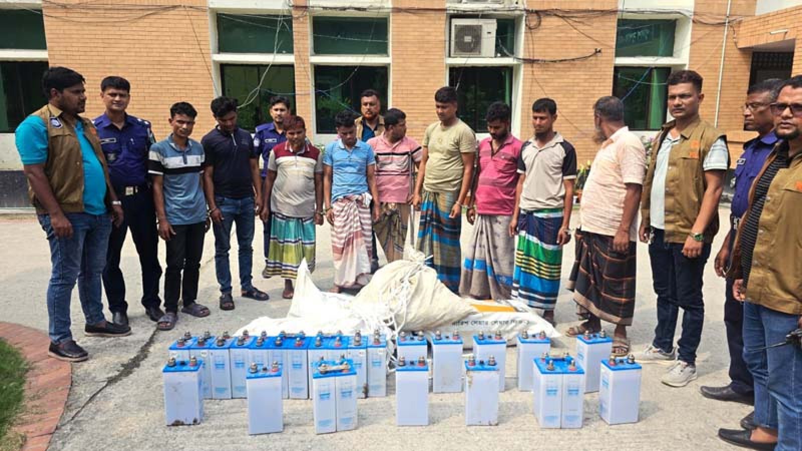 নাটোর পাওয়ার গ্রিড : জেলখানায় বসেই ডাকাতির পরিকল্পনা, মূল পরিকল্পনাকারীসহ গ্রেপ্তার ১৩