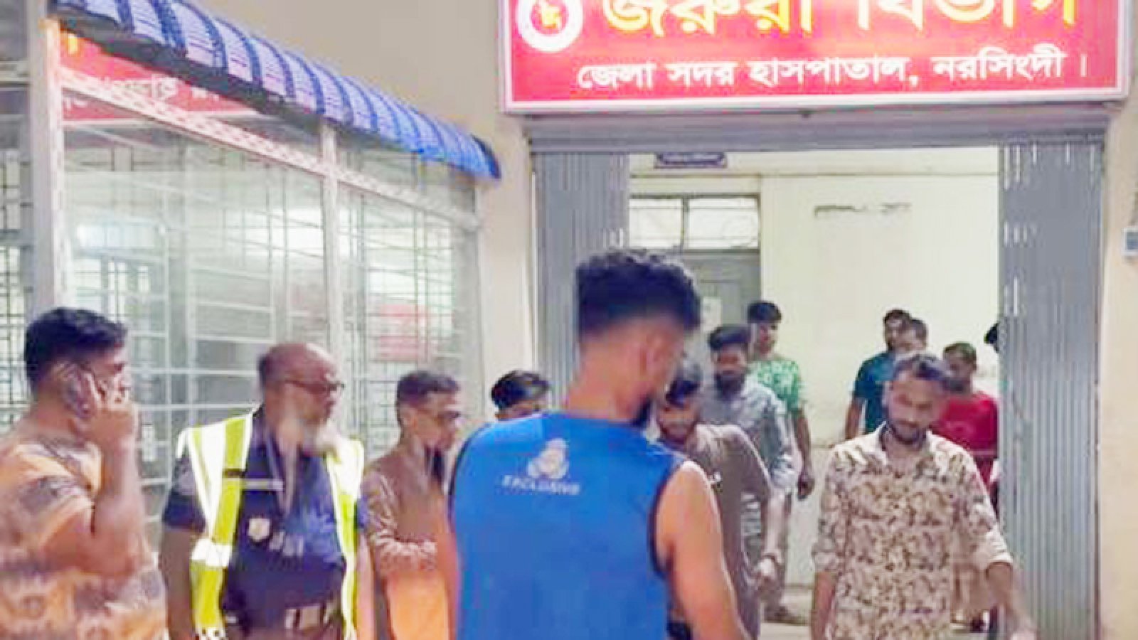 নরসিংদীর সড়কে টেক্সটাইল মিলের কেয়ারটেকারকে কুপিয়ে হত্যা