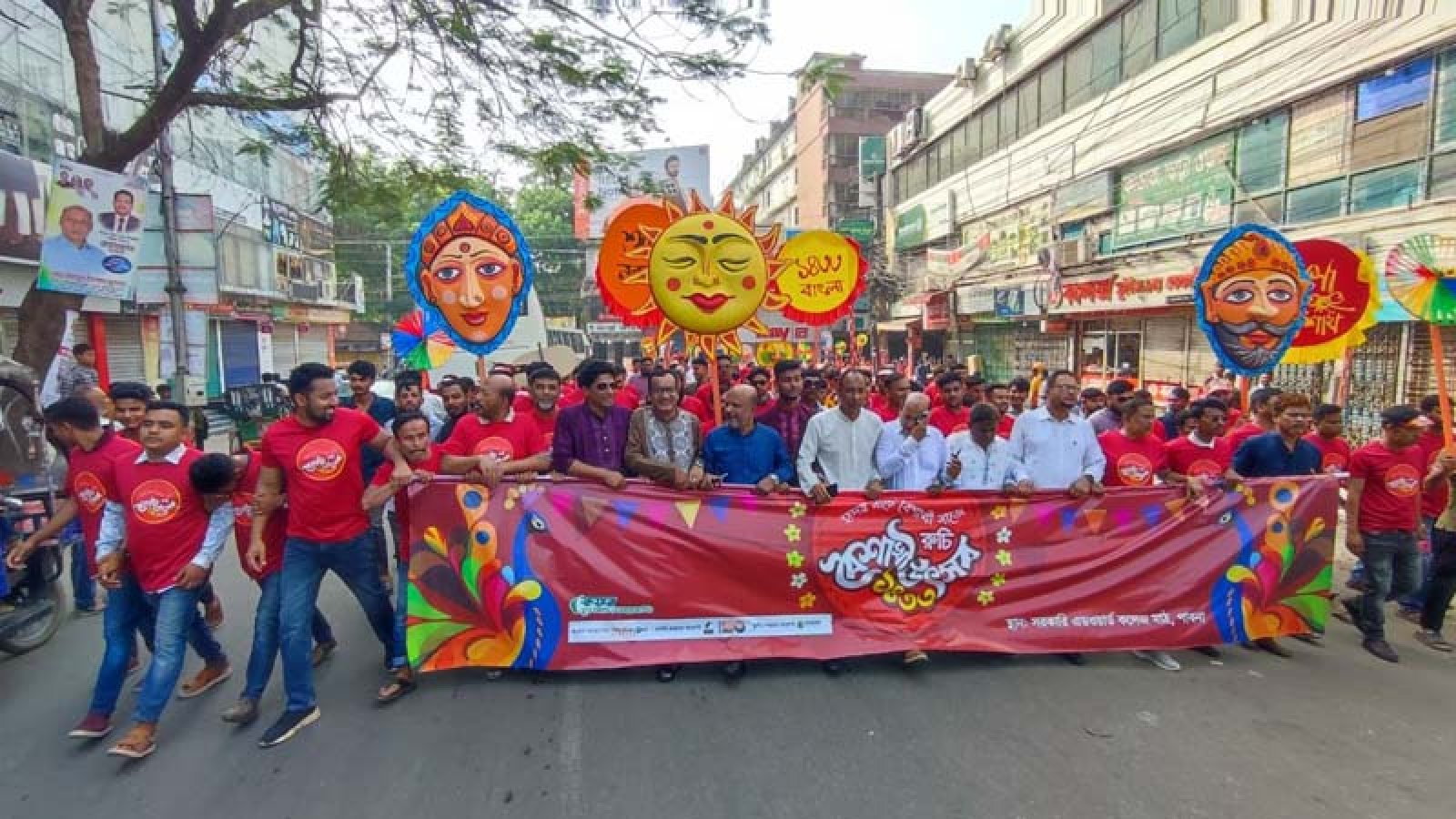 পাবনায় বর্ষবরণে বর্ণিল শোভাযাত্রা, দর্শক মাতালেন জেমস