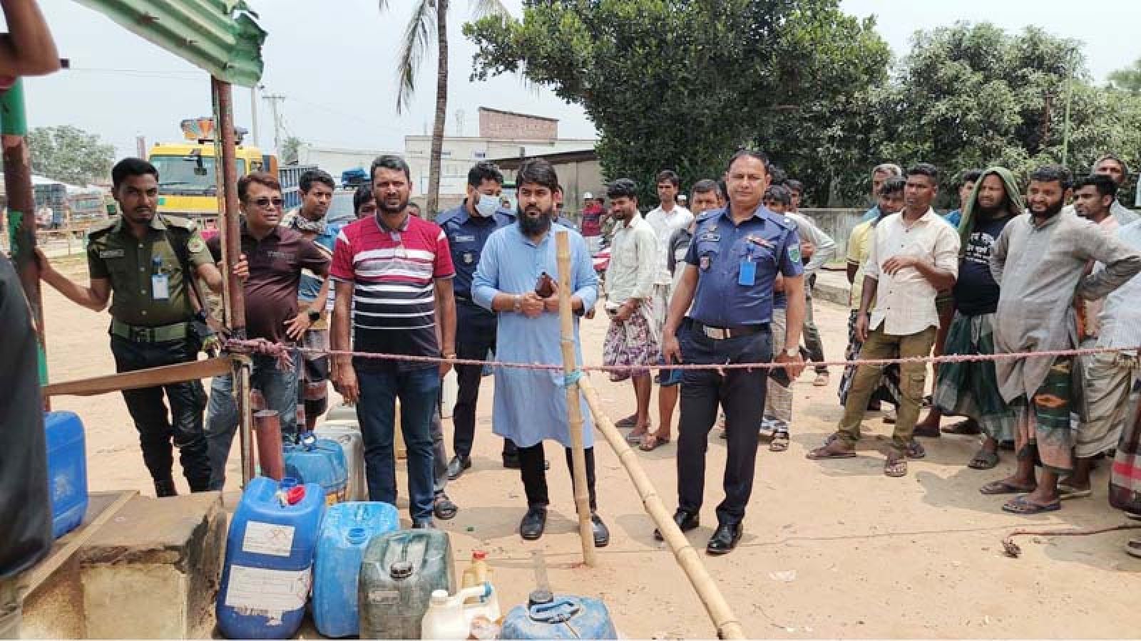 পোরশায় ওজনে কম দেওয়ায় তেল পাম্পের ২০ হাজার টাকা জরিমানা
