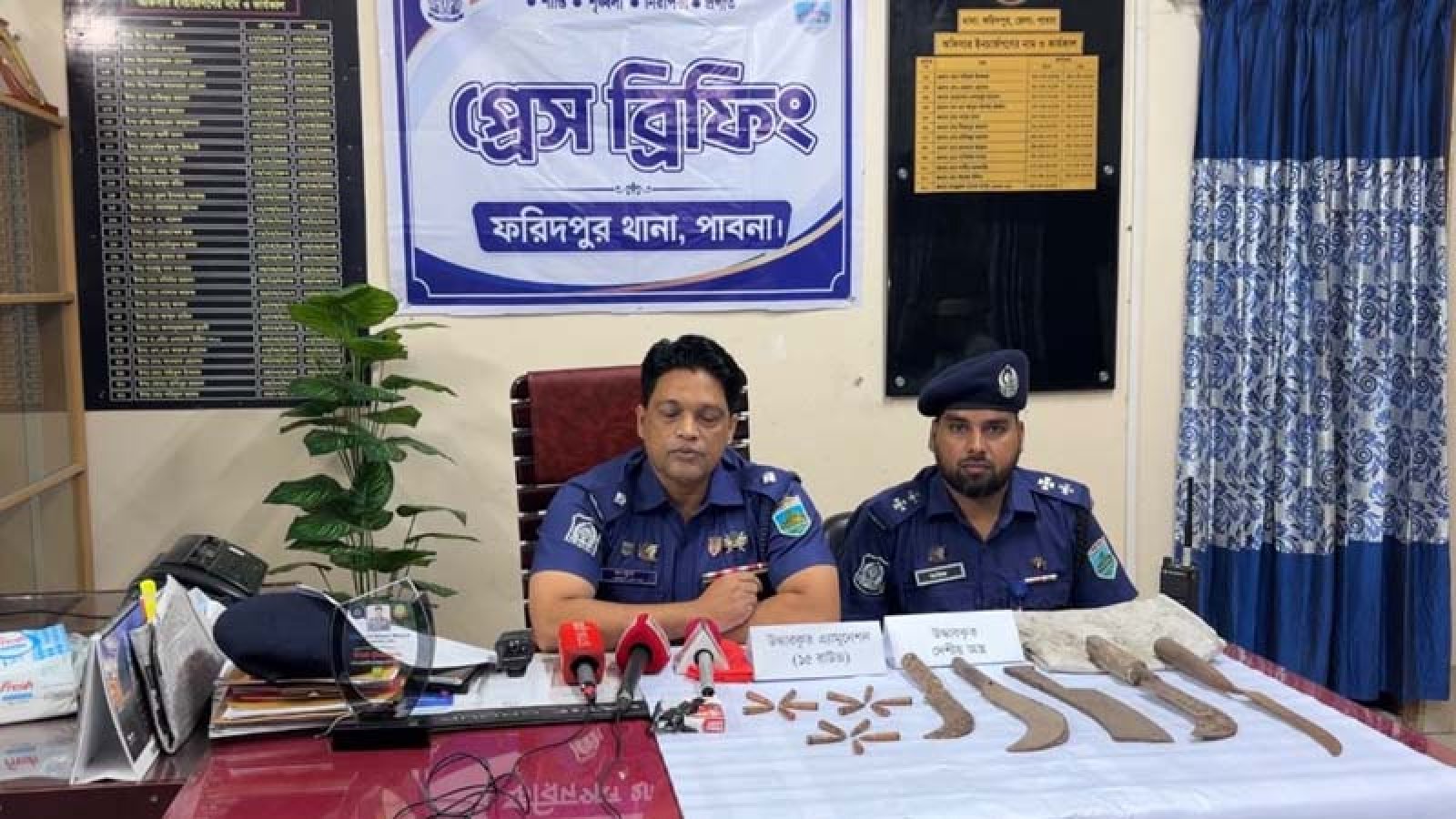 বটগাছের নিচে বস্তায় মিলল ১৫ রাউন্ড গুলি, দেশীয় অস্ত্র