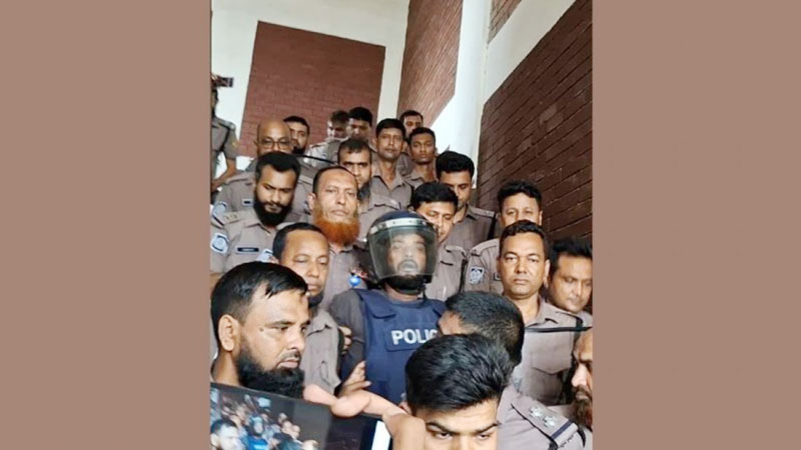 ‘ডলার ধর্ষণ করেছে তাকে ধরেন, আমি গলা কেটেছি’