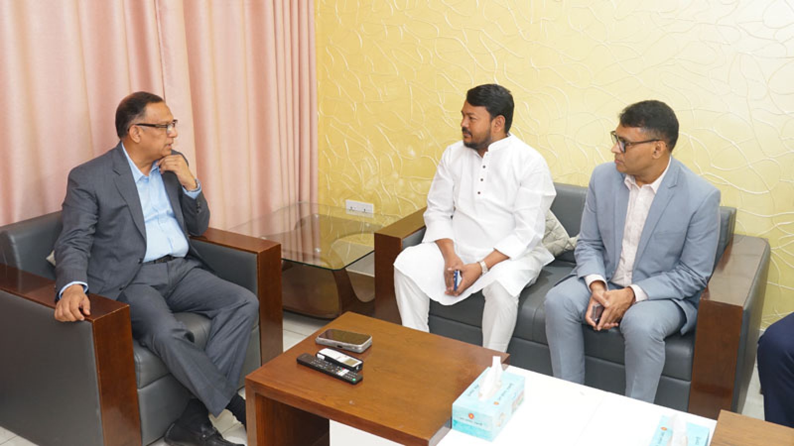 বস্ত্র ও পাট মন্ত্রণালয়ের প্রতিমন্ত্রীর সাথে রাসিক প্রশাসকের সৌজন্য সাক্ষাৎ