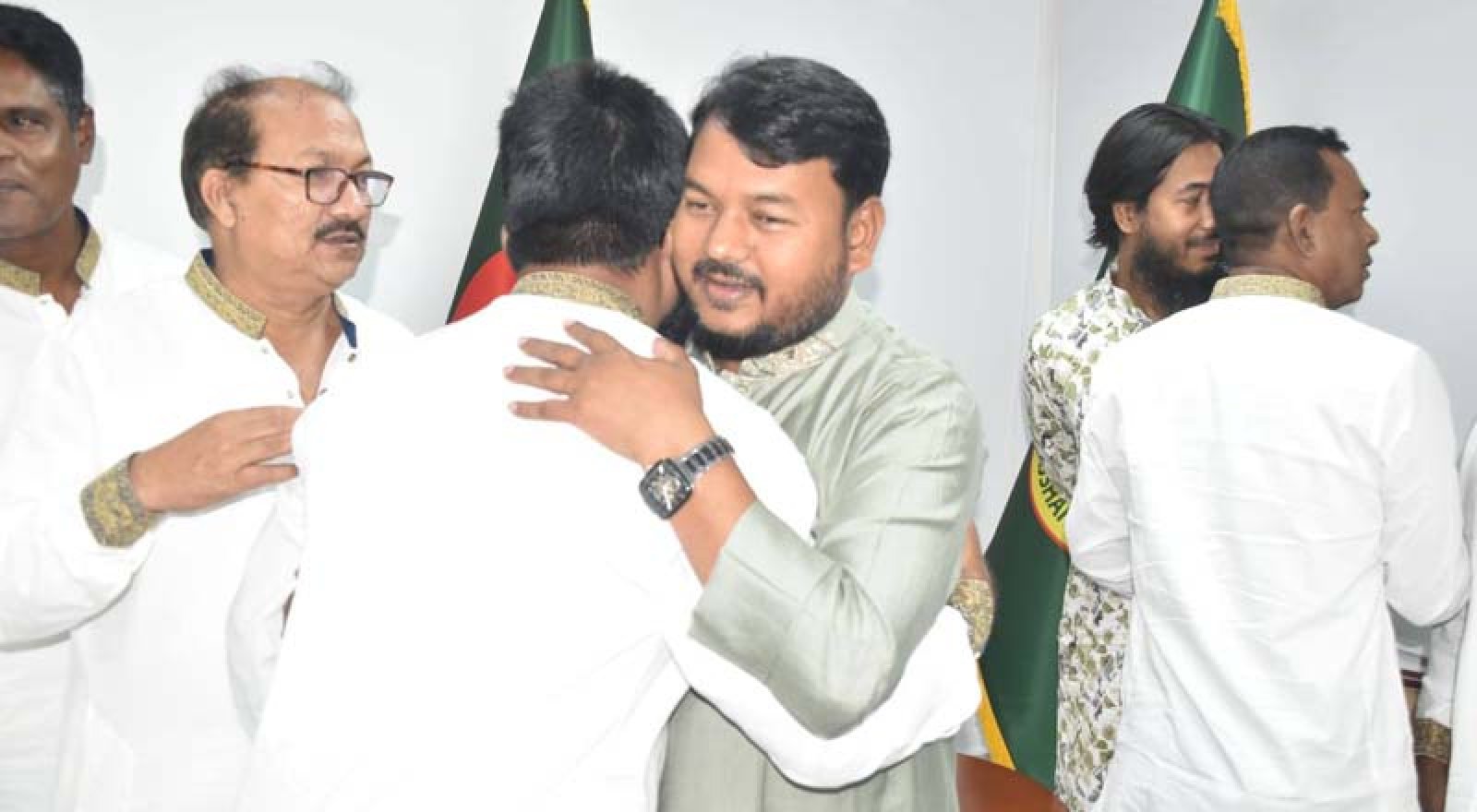 বিভিন্ন শ্রেণিপেশার মানুষের সাথে ইদের শুভেচ্ছা বিনিময় রাসিক প্রশাসকের