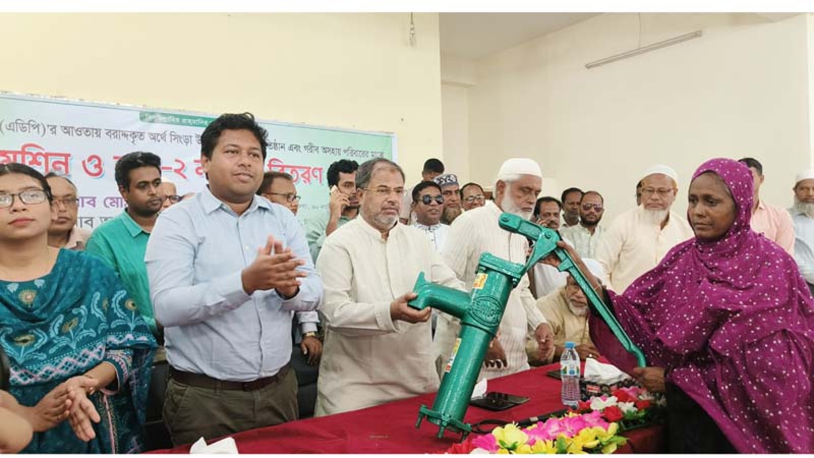 সিংড়ায় সেলাই মেশিন, নলকূপ ও চেক বিতরণ