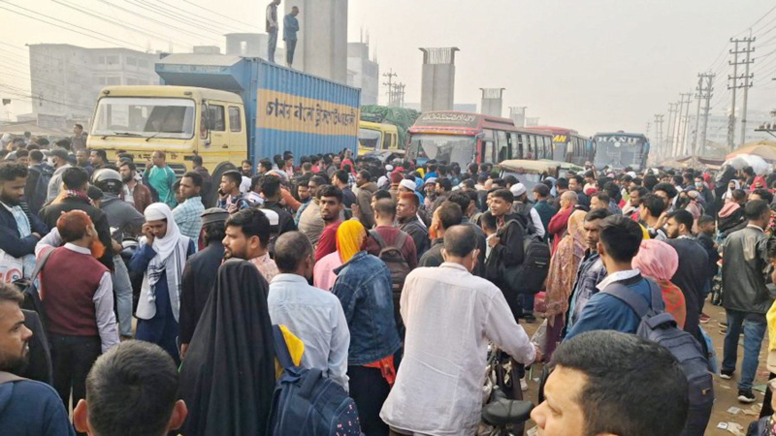 ভোটে ঘরমুখো মানুষদের কাছ থেকে অতিরিক্ত ভাড়া আদায়, মহাসড়ক অবরোধ