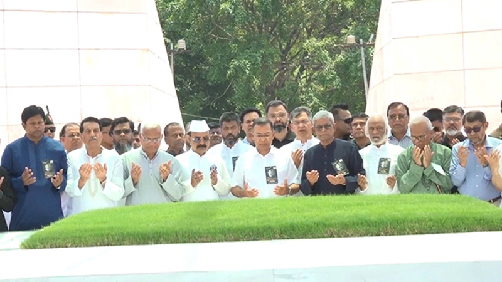 জিয়াউর রহমানের সমাধিতে শ্রদ্ধা জানালেন তারেক রহমান