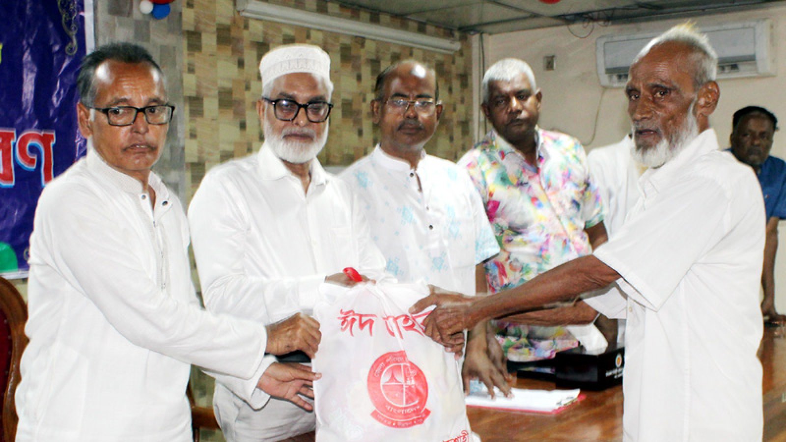 জেলা পরিষদের উদ্যোগে অসহায় মানুষের মাঝে ইদ সামগ্রী বিতরণ