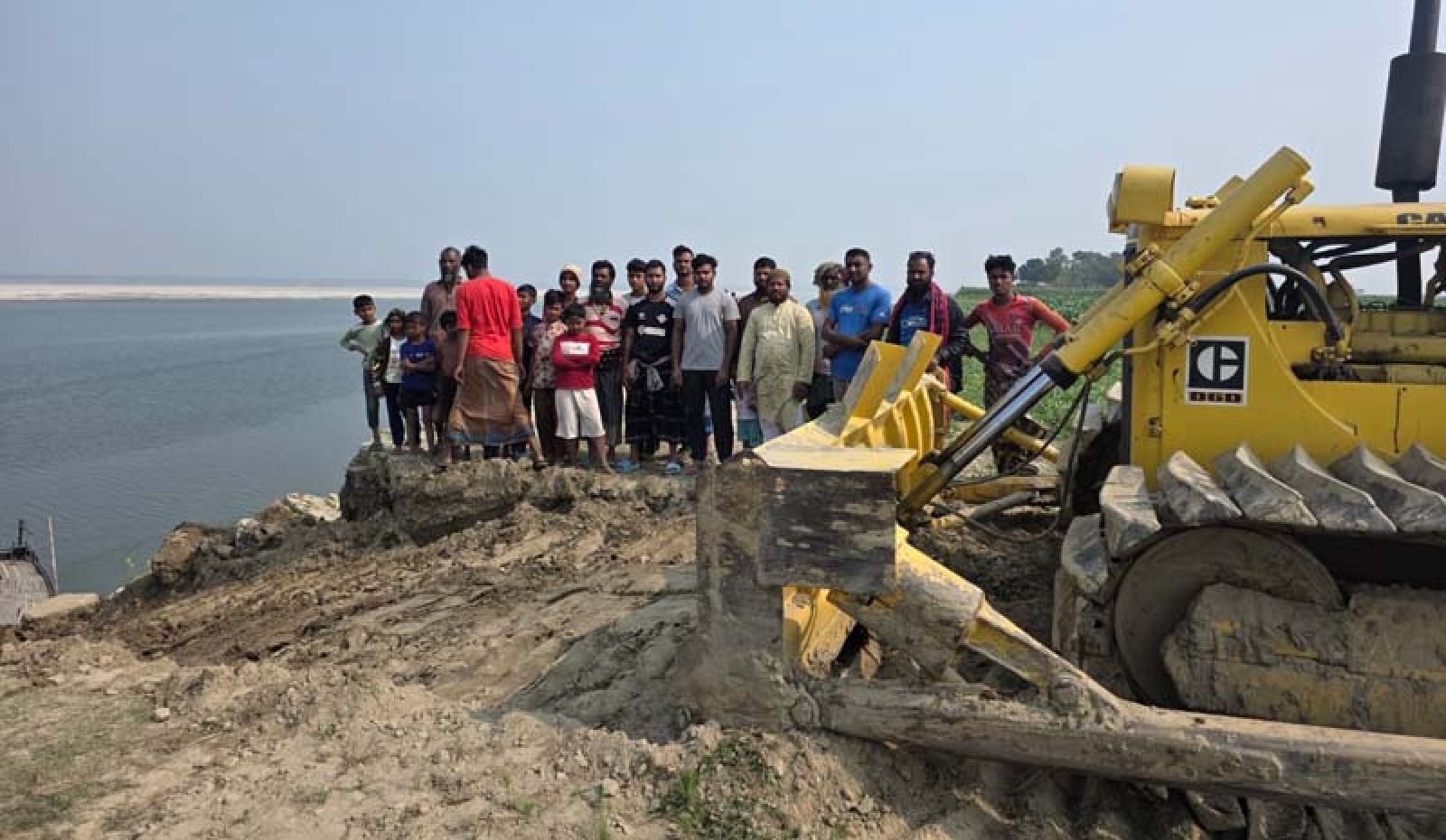 চর আষাড়িয়াদহ ইউনিয়নে নদীভাঙন রোধে বাঁধ নির্মাণকাজ শুরু
