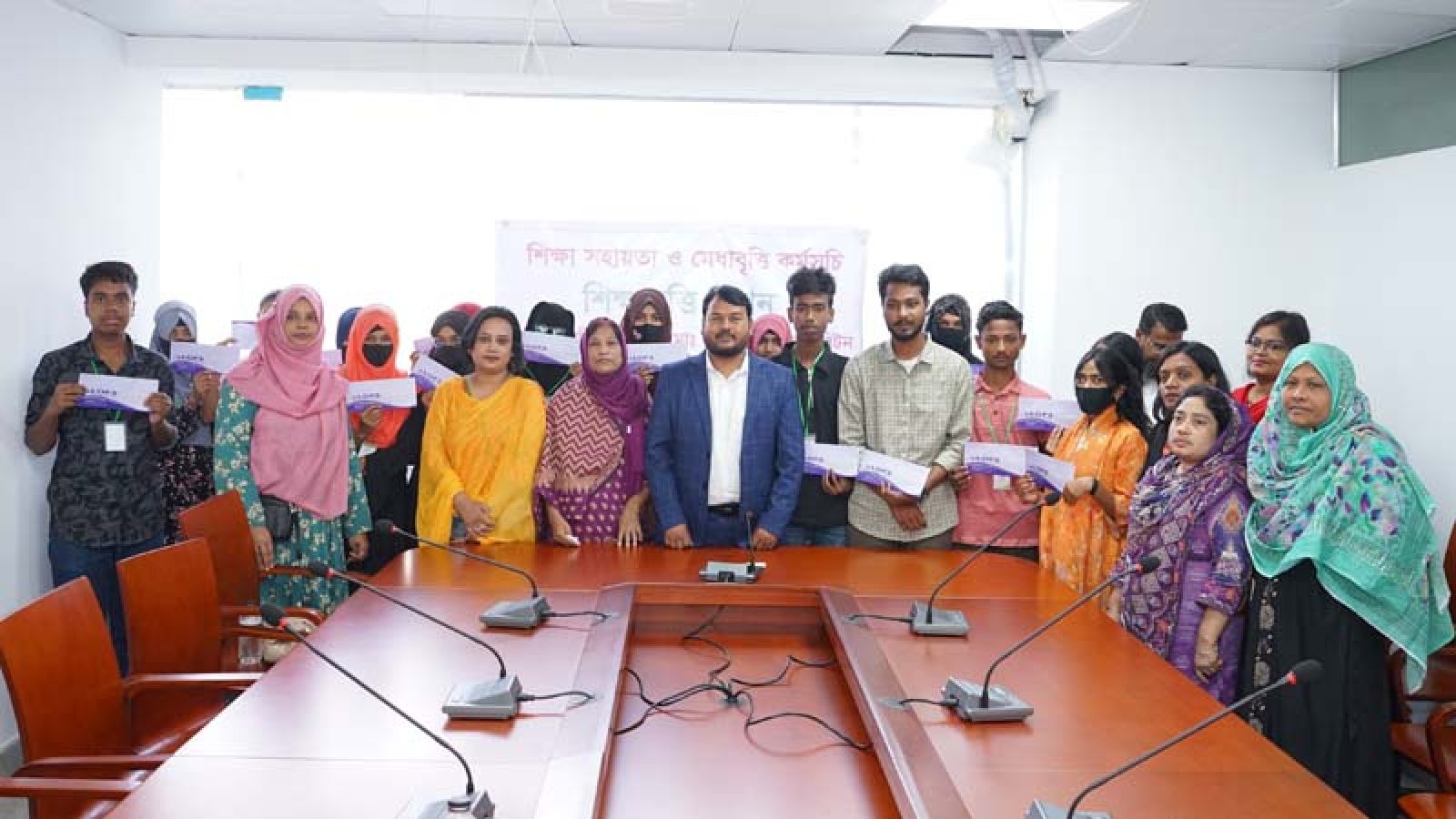 নগরীতে দরিদ্র ও সুবিধাবঞ্চিত শিক্ষার্থীদের শিক্ষাবৃত্তি প্রদান