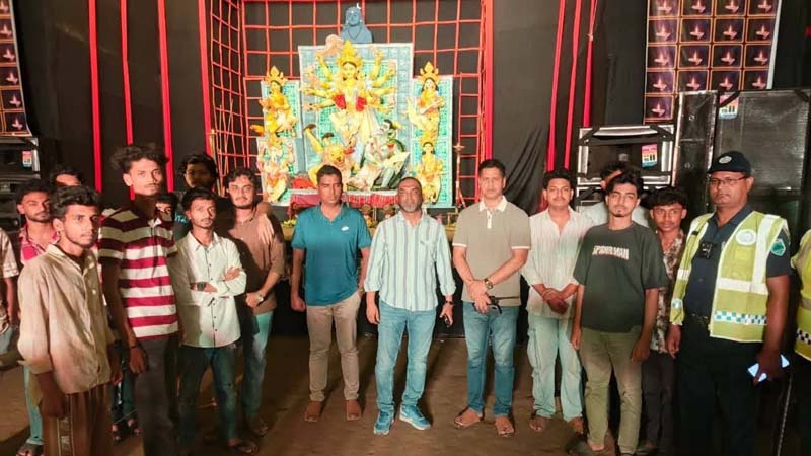 সিরাজগঞ্জে দুর্গাপূজার নিরাপত্তা নিশ্চিতে বিভিন্ন পূজামণ্ডপ পরিদর্শনে পুলিশ সুপার