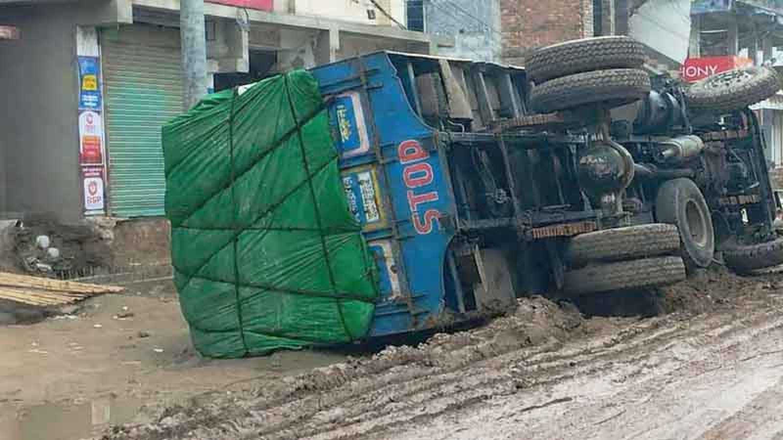 বাঘায় সড়ক সংস্কারে ধীরগতি, চলাচলে ভোগান্তি