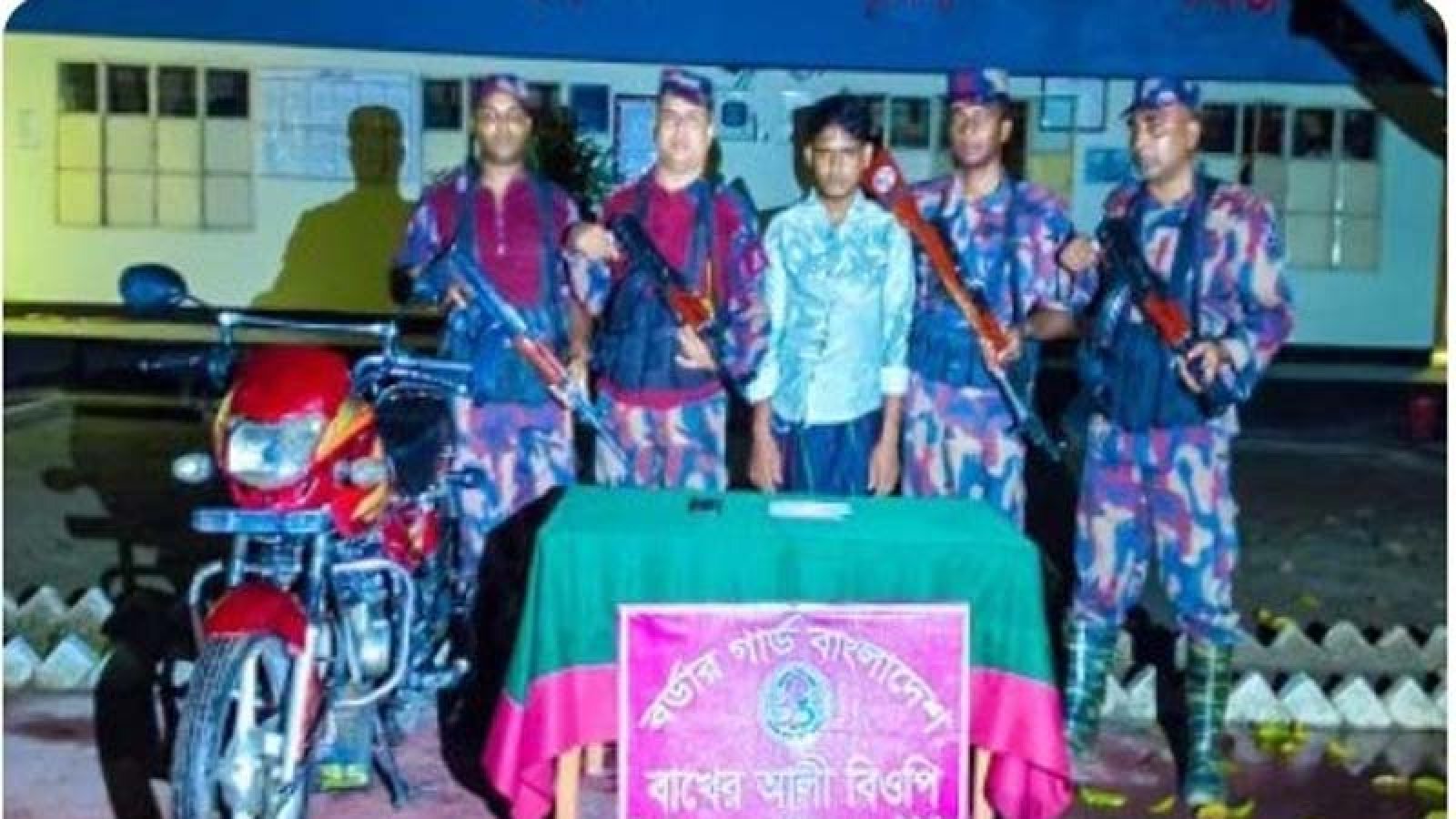 চাঁপাইনবাবগঞ্জ সীমান্তে ইয়াবা-চকোপ্লাস সিরাপসহ আটক ১