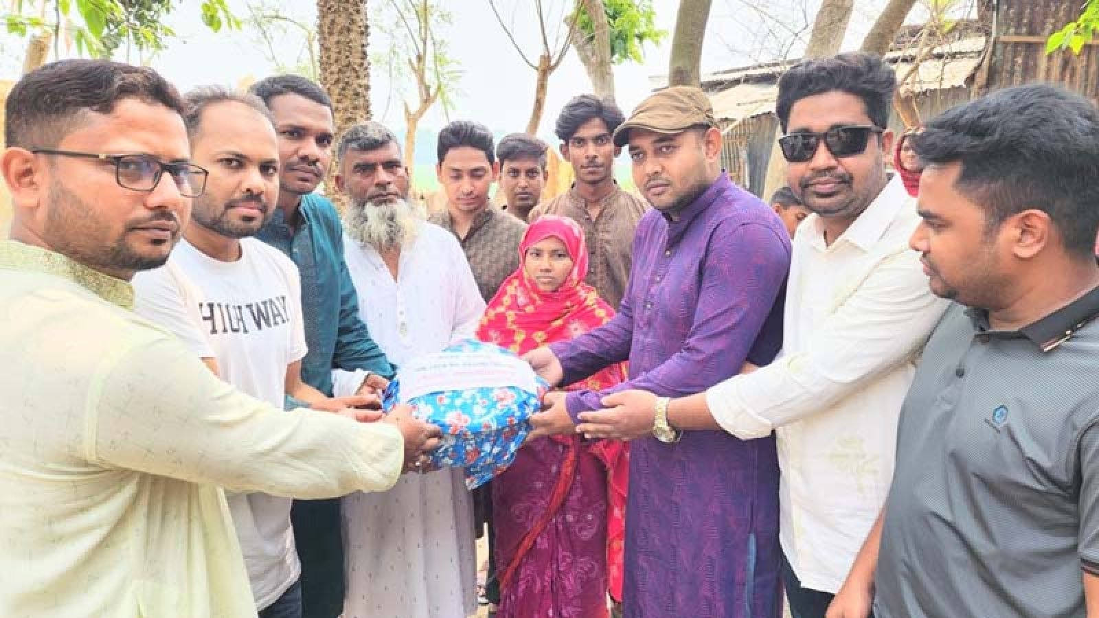 জুলাই যোদ্ধা শহীদ তারেকের পরিবারের পাশে কেন্দ্রীয় ছাত্রনেতা রিংকু।